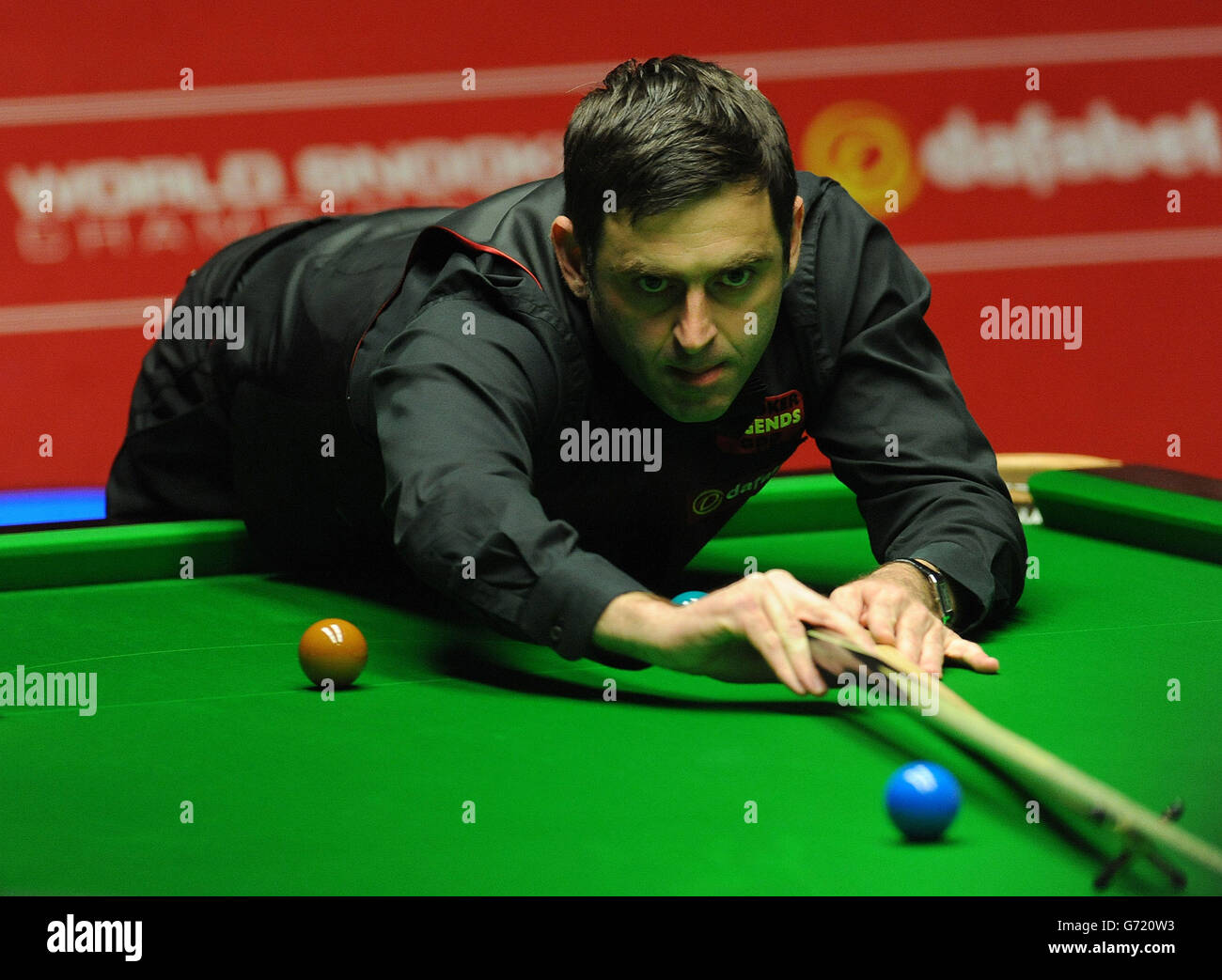 Ronnie OSullivan in action during the final session of the Dafabet World Snooker Championships at The Crucible, Sheffield Stock Photo