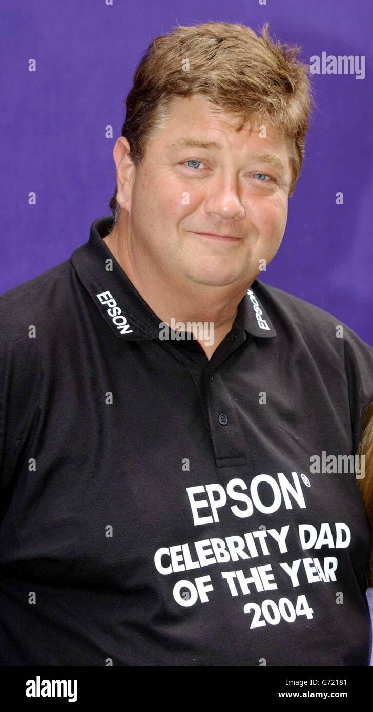Heart FM DJ's Jono Coleman during a photocall to celebrate winning the Epsom Celebrity Dad of the Year 2004 jointly with Ground Force presenter Tommy Walsh, outside the Grovesnor House Hotel in central London. Stock Photo