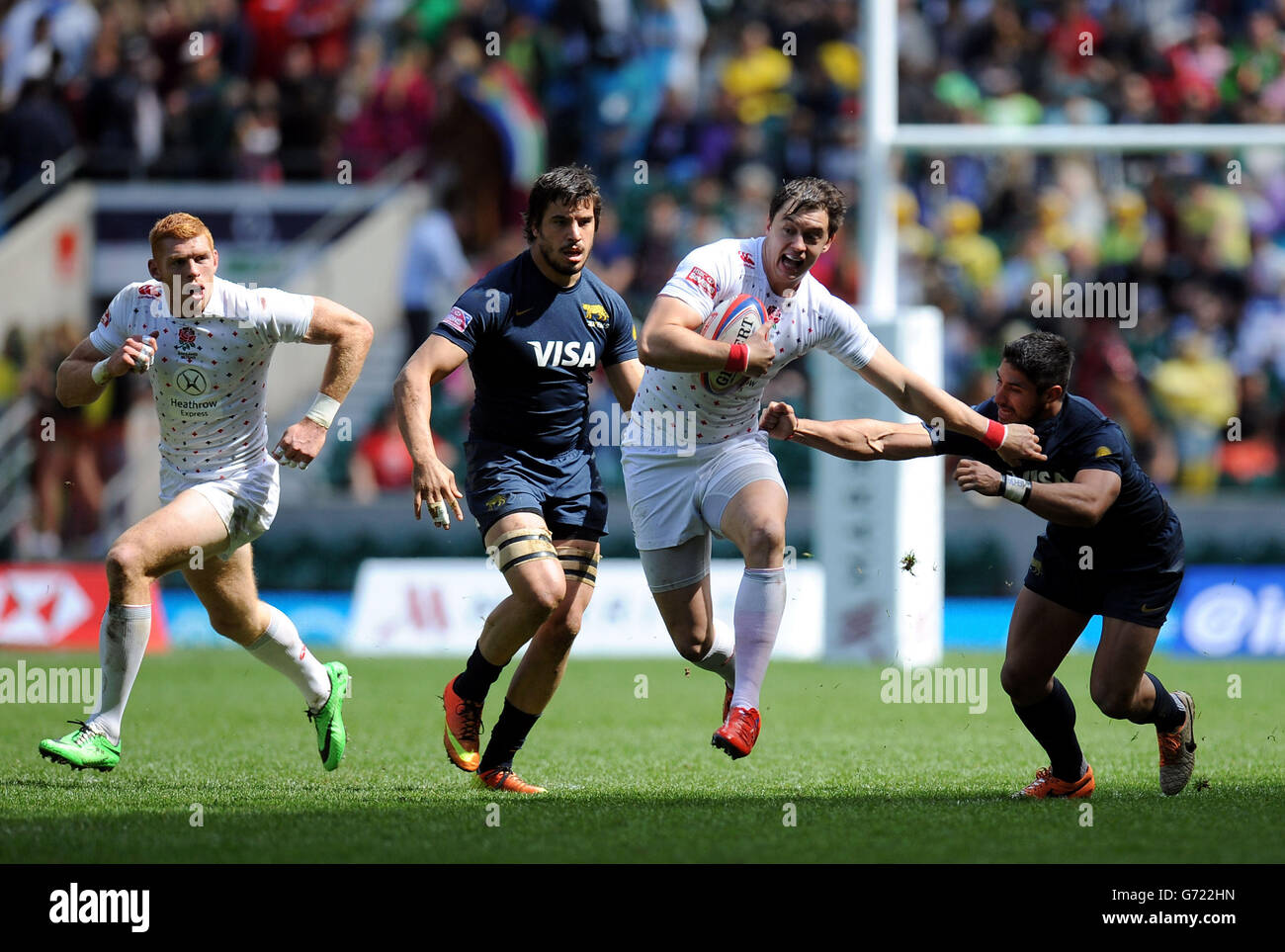 England's Alex Gray (centre) skips between two Argentinian defenders on his way to scoring a try during Match 16 at the Marriott London Sevens at Twickenham Stadium, London. Stock Photo
