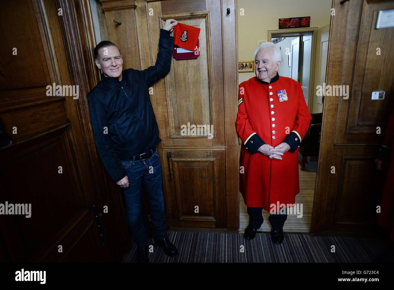 Singer and Photographer Bryan Adams meets Chelsea Pensioner 81 year old Tom Mullaney at the Royal Chelsea Hospital in London where he named a Berth which the Bryan Adams Foundation has supported the hospital's extensive refurbishment. Stock Photo