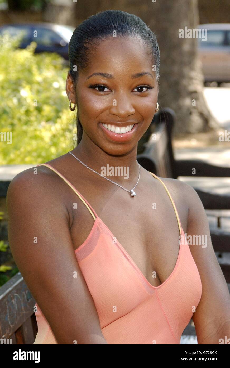 jemelia singer cleavage 