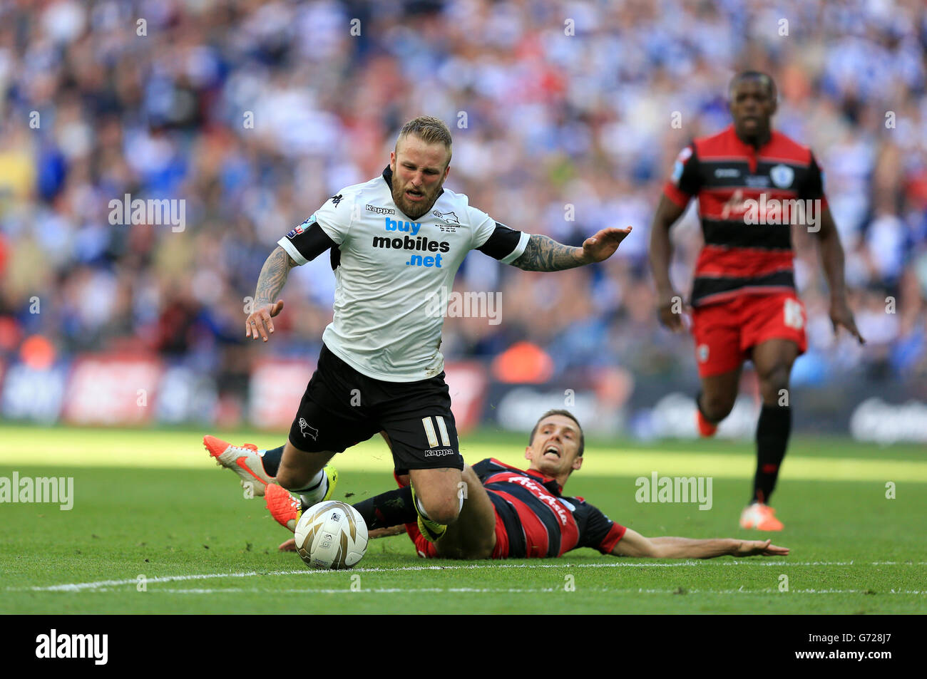 Soccer - Sky Bet Championship - Play Off - Final - Derby County v Queens Park Rangers - Wembley Stadium. Derby County's Johnny Russell is fouled by Queens Park Rangers' Gary O'Neil to earn a red card Stock Photo