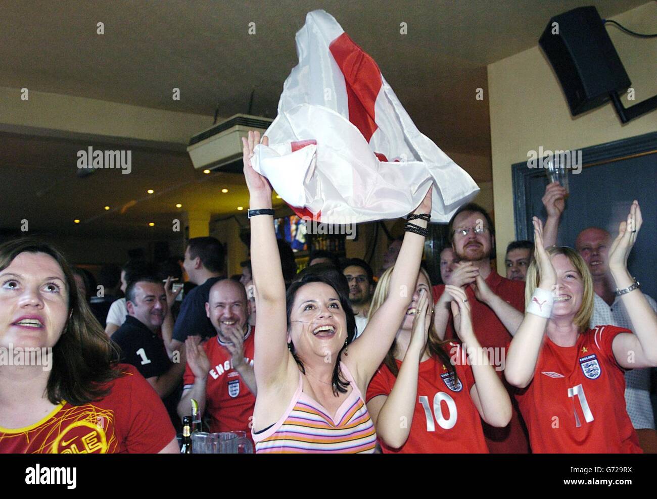 本 An England Fans' View of EURO 2004 England fans watch the Euro 2004 match between England and