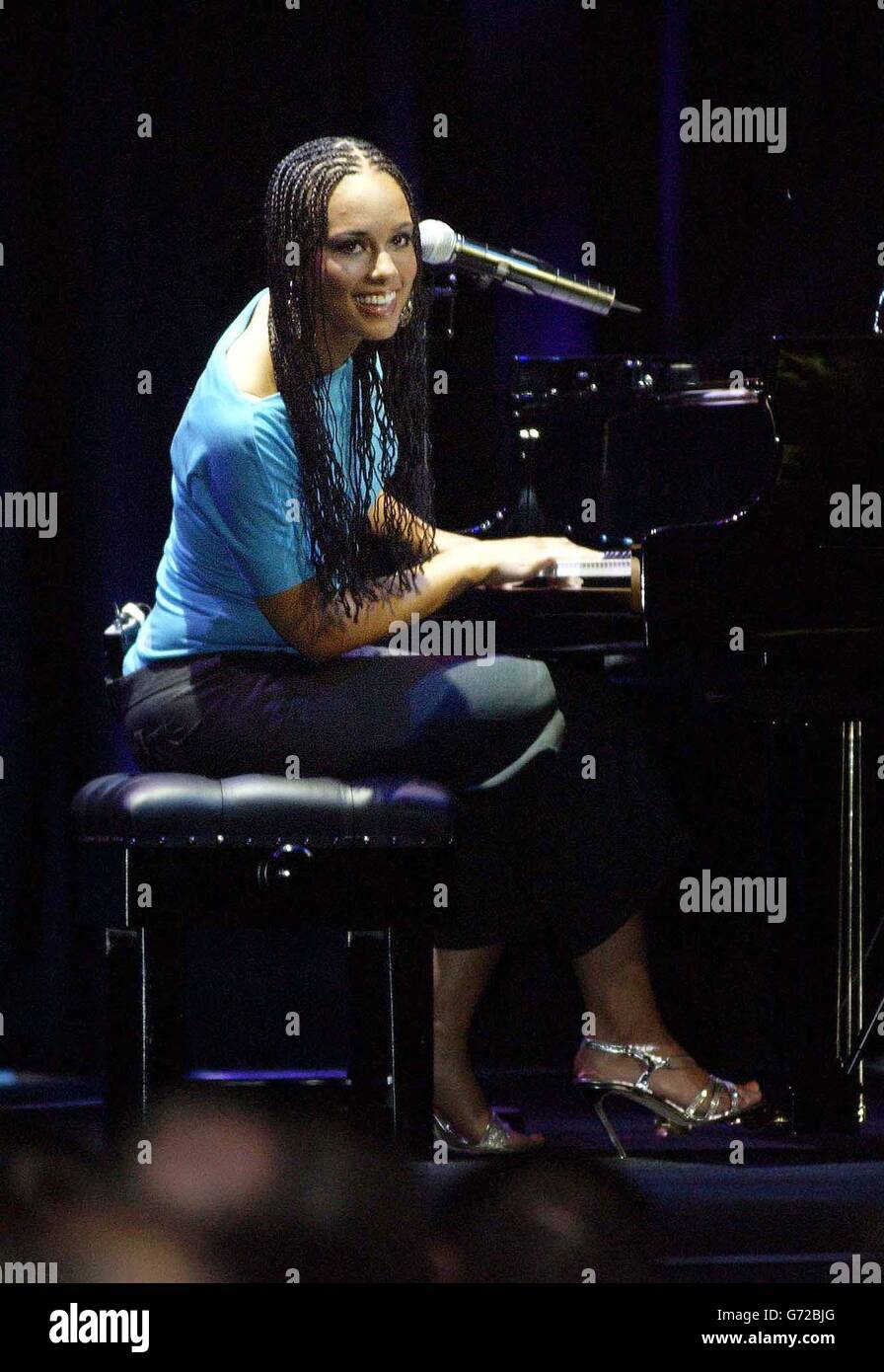 Celebrity performing playing piano smiling sitting music technology alicia  keys hi-res stock photography and images - Alamy