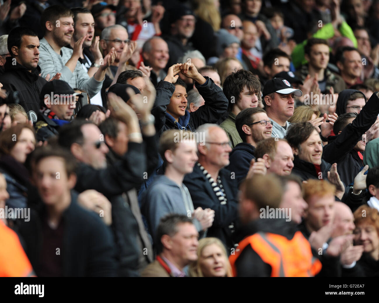 Soccer - Barclays Premier League - Fulham v Crystal Palace - Craven Cottage. Fulham's fans applaud the players Stock Photo