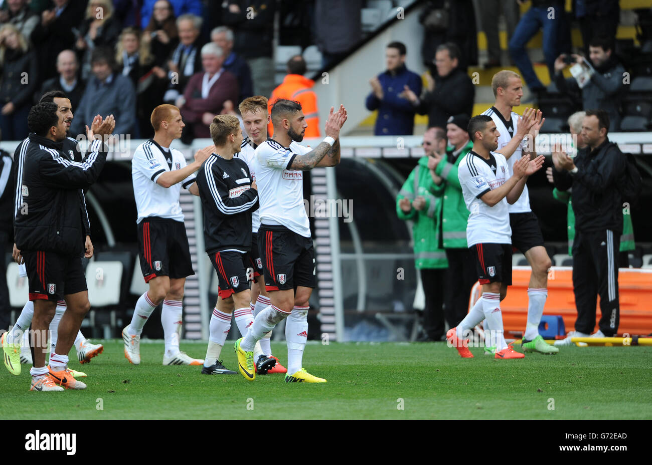 Soccer - Barclays Premier League - Fulham v Crystal Palace - Craven Cottage. Fulham's players applaud the home fans Stock Photo