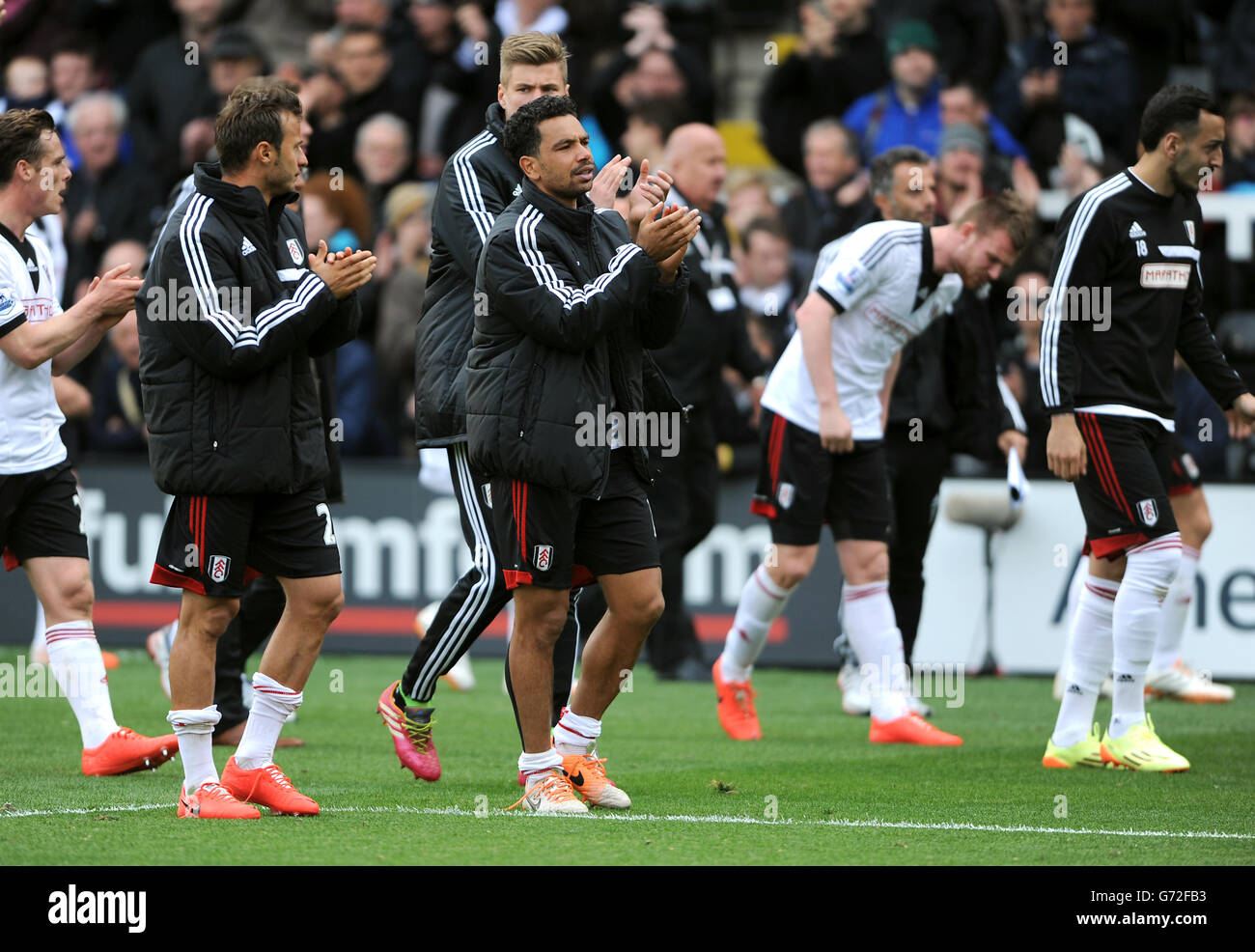 Soccer - Barclays Premier League - Fulham v Crystal Palace - Craven Cottage. Fulham players applaud the home fans during the walkabout after the final whistle Stock Photo