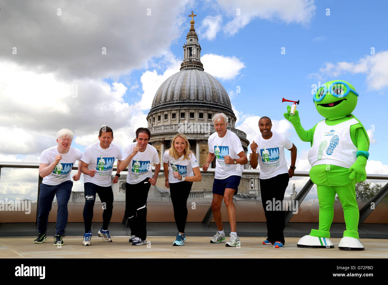 Richard Holmes, CEO Europe at Standard Chartered Bank (2nd right) with the 10th anniversary Standard Chartered Great City Race ambassadors, (left to right) Jack Roughan, Mike Bushell, Noel Thatcher, Paula Radcliffe, Colin Jackson and Seeing is Believing's mascot Sir SiB on the Rooftop Terrace at One New Change in London. Stock Photo