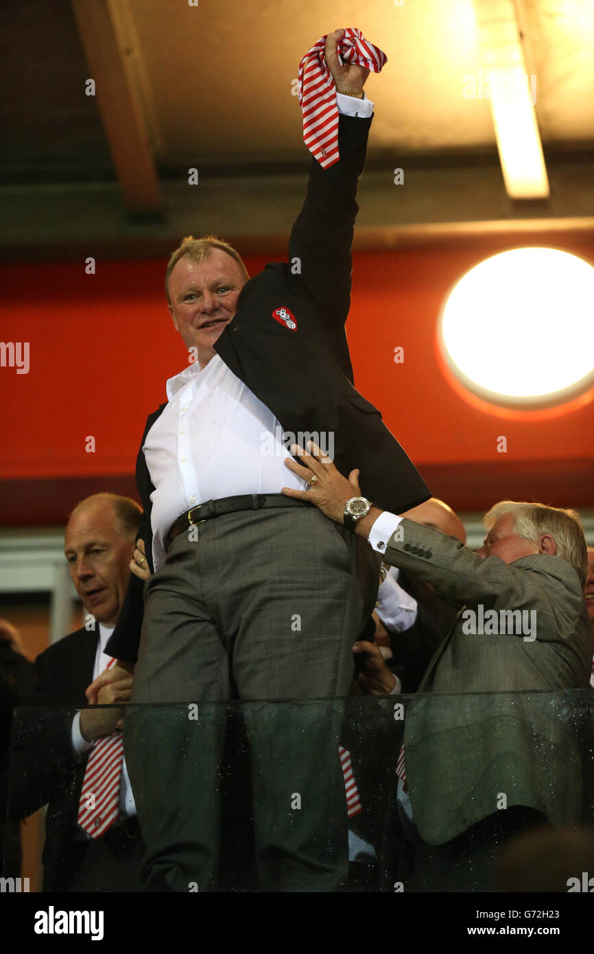 Soccer - Sky Bet League One - Play Off - Semi Final - Second Leg - Rotherham United v Preston North End - New York Stadium. Rotherham's manager Steve Evans celebrates in the stand at the end of the game Stock Photo