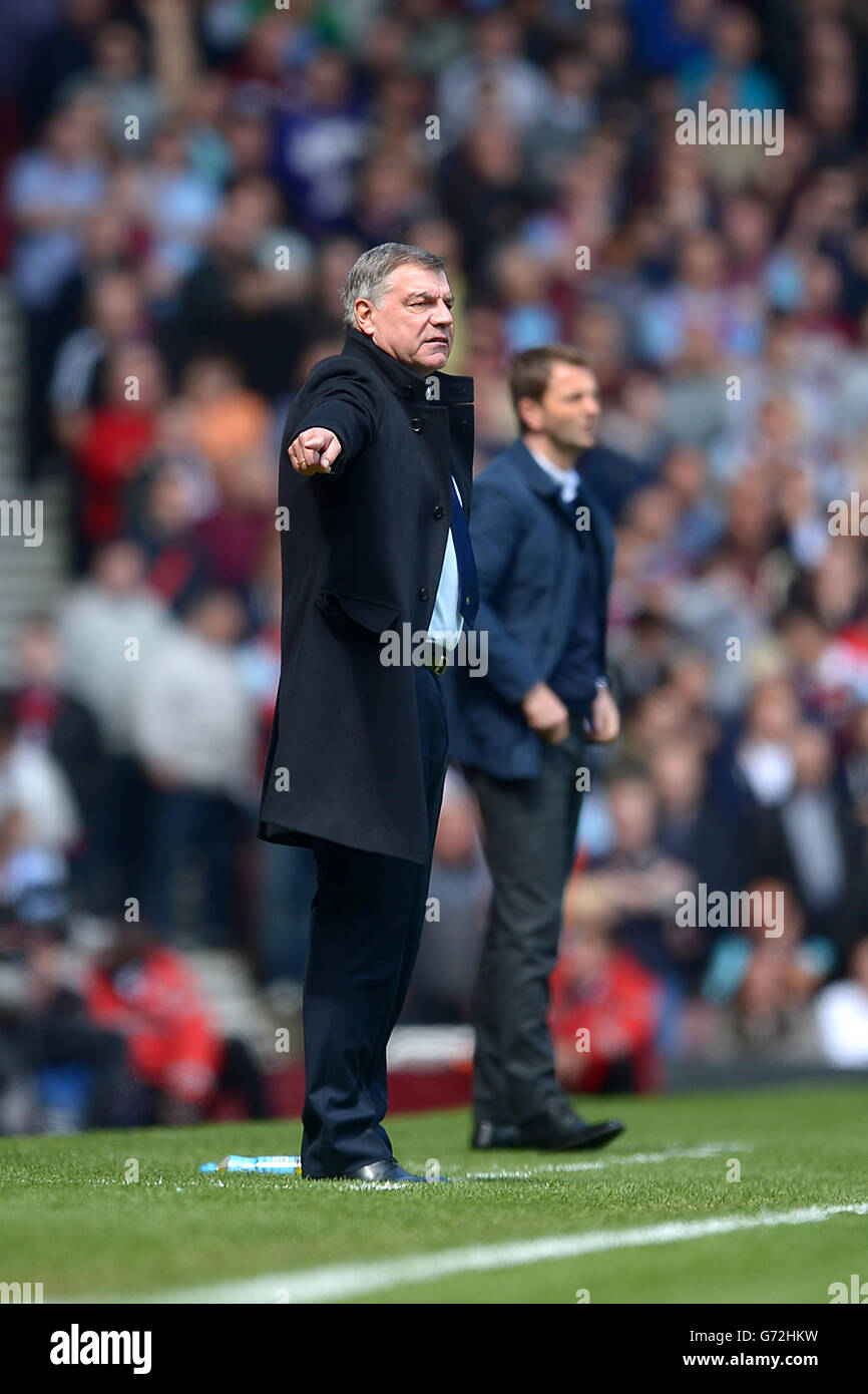 Soccer - Barclays Premier League - West Ham United v Tottenham Hotspur - Upton Park. West Ham Manager Sam Allardyce gives ins ructions from the touchline Stock Photo