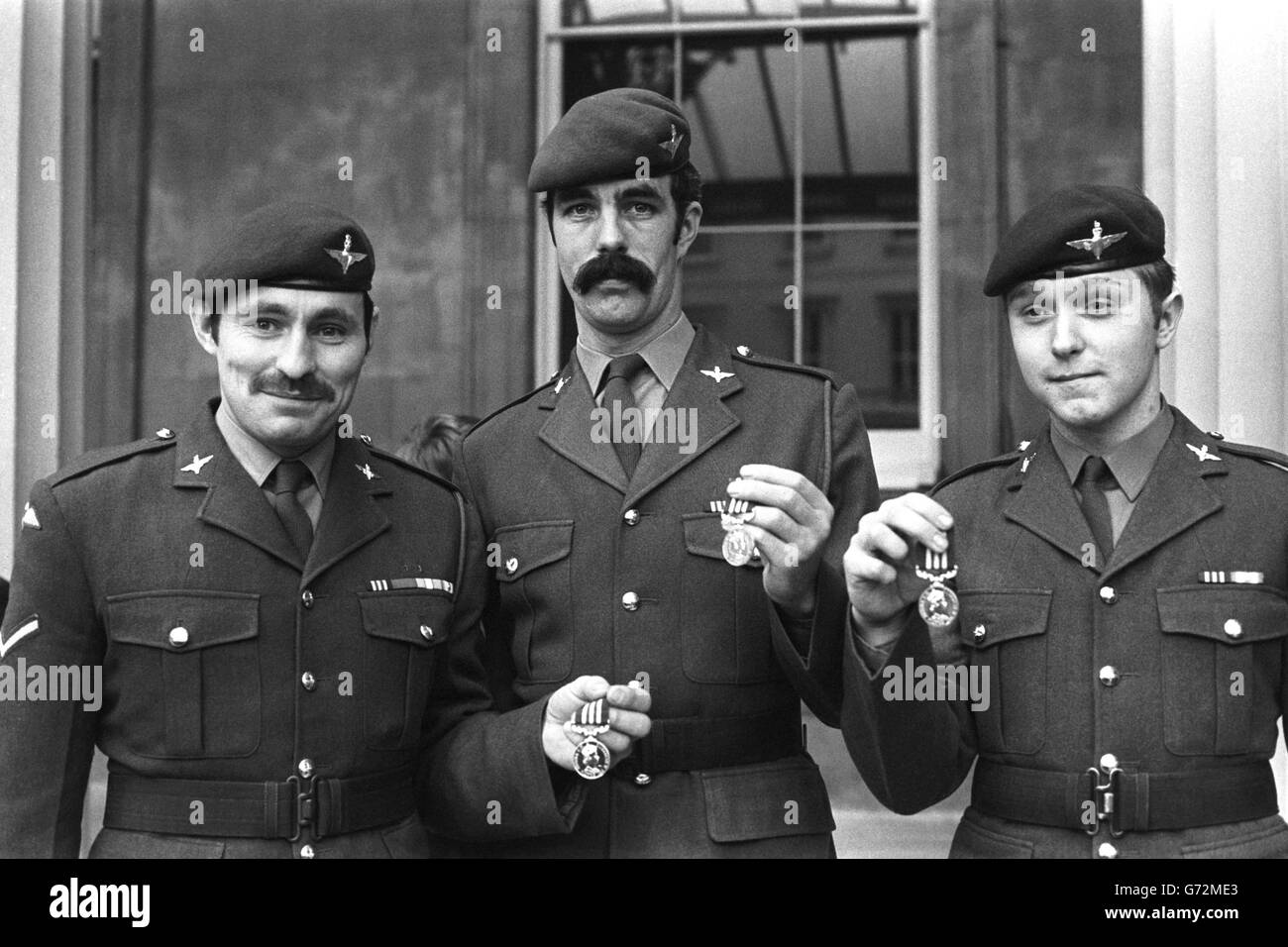 Members of the Parachute Regiment at Buckingham Palace after collecting Military Medals from the Queen for gallantry in the Falklands War. (l-r) L/Cpl Martin Bentley, of Manchester, Sgt Terence Barrett, of Chelmsford, and Private Barry Grayling, of Felixstowe. Stock Photo