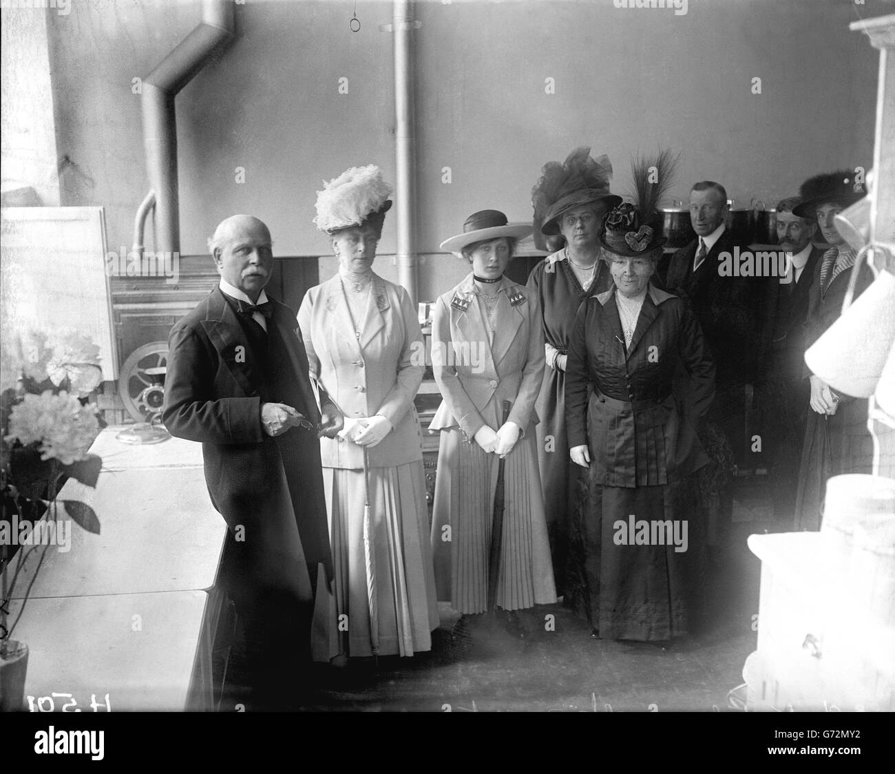 Queen Mary and Princess Mary open the 'Food Kitchen' in Westminster Bridge Road, London. Stock Photo