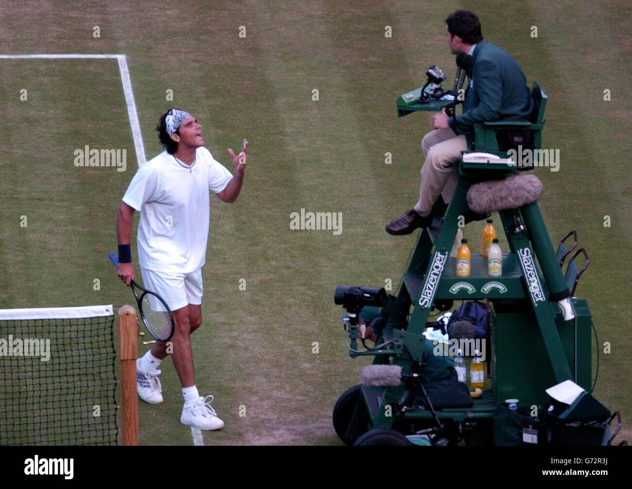 Line umpire in match hi-res stock photography and images - Alamy