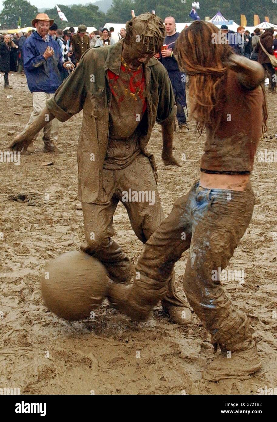 Glastonbury mud 2004 hi-res stock photography and images - Alamy