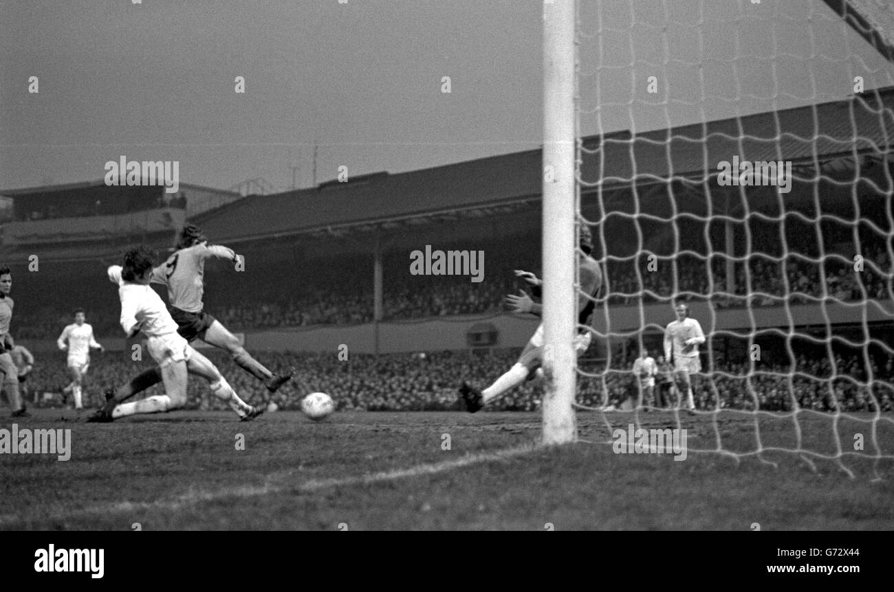 John Richards of Wolverhampton Wanderers shoots for goal with only Pat Jennings of Tottenham Hotspurs to beat but the goalkeeper puts out a leg and deflects the ball for a corner during the European Cup Final. Final score Wolverhampton 1 Tottenham 2. Stock Photo