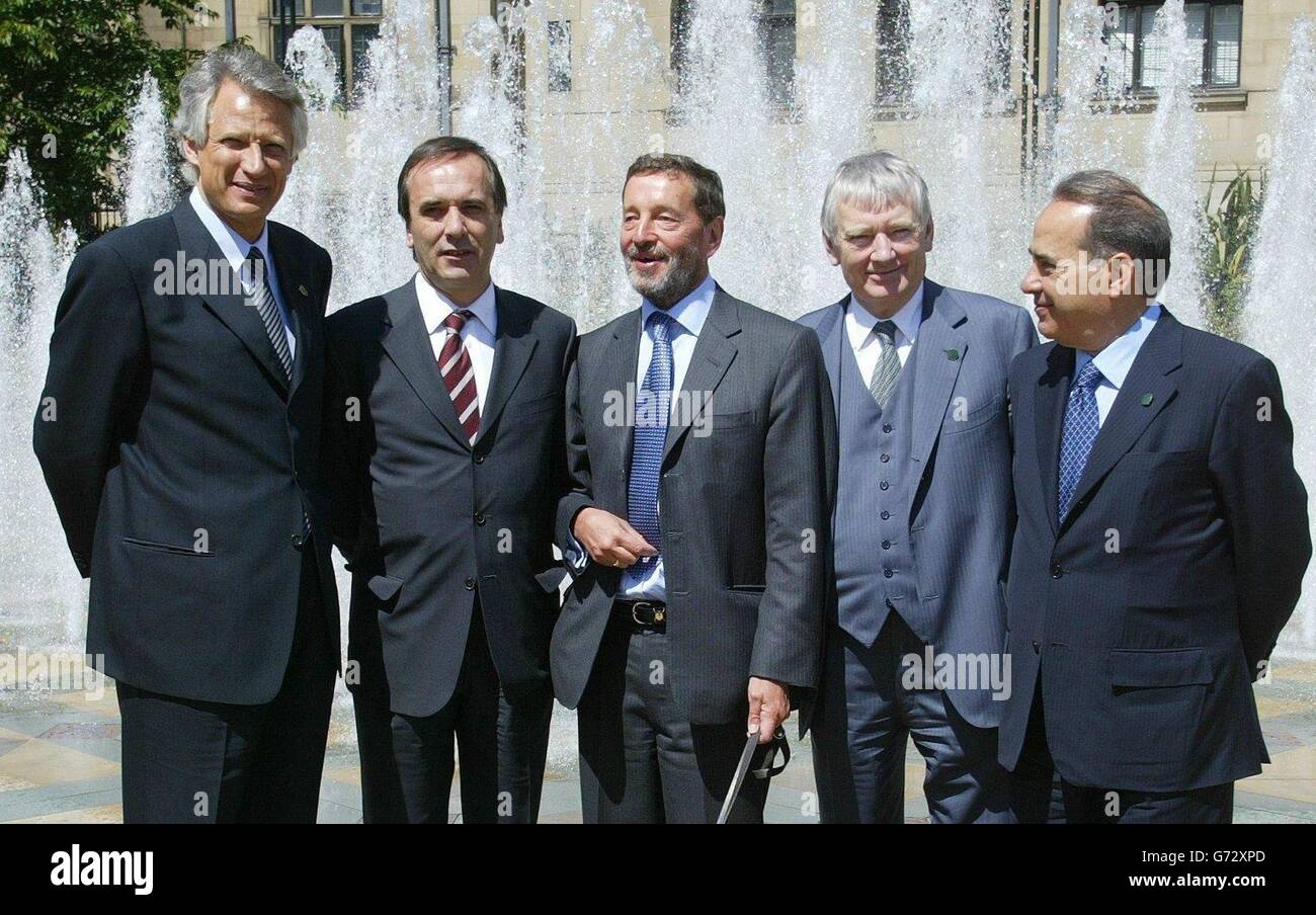 British Home Secretary David Blunkett (centre) stands with (from left) French Minister of the Interior, Internal Security and local Freedoms Dominique, Spanish Minister of the Interior Jose Antonio Alonso Su rez, German Minister of the Interior Otto Schily and Italian Minister of the Interior Giuseppe Pisanu in Sheffield's City Square, prior to an informal meeting in the city in a bid to increase cross-border cooperation. The two-day informal summit is also looking at methods of tracking the flow of cash that ends up financing al Qaida and other groups, and of tackling the use of false papers. Stock Photo