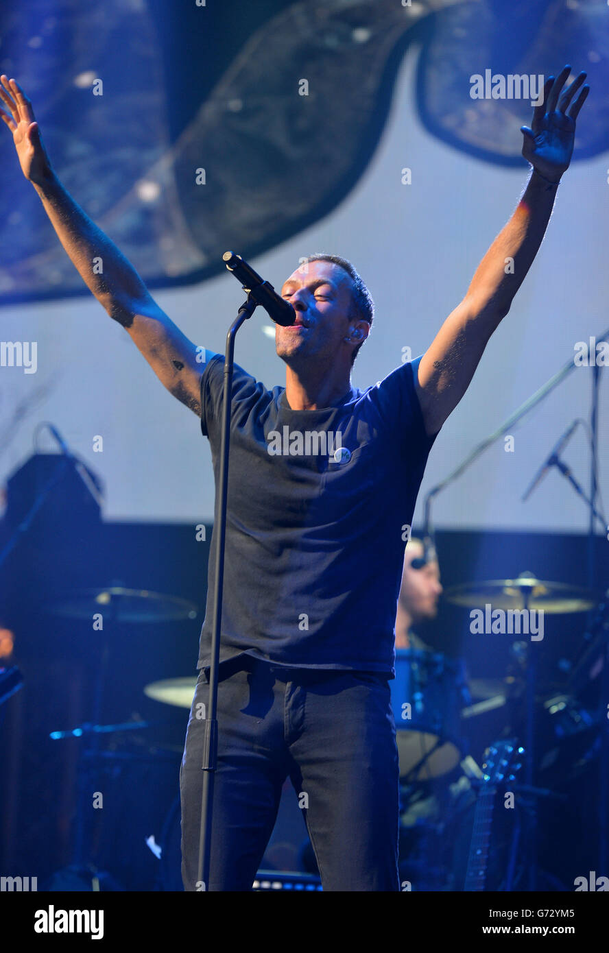 BBC Radio 1 Big Weekend - Glasgow. Chris Martin of Coldplay performing  during the Radio 1's Big Weekend at Glasgow Green, Glasgow Stock Photo -  Alamy