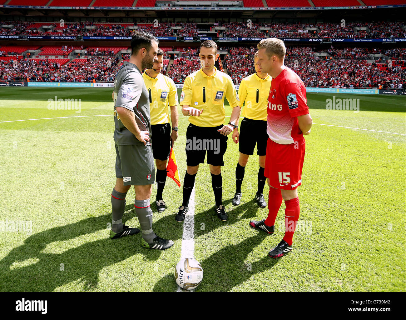 Soccer - Sky Bet League One - Play Off - Final - Leyton Orient v Rotherham United - Wembley Stadium. Referee David Coote conducts the coin toss Stock Photo