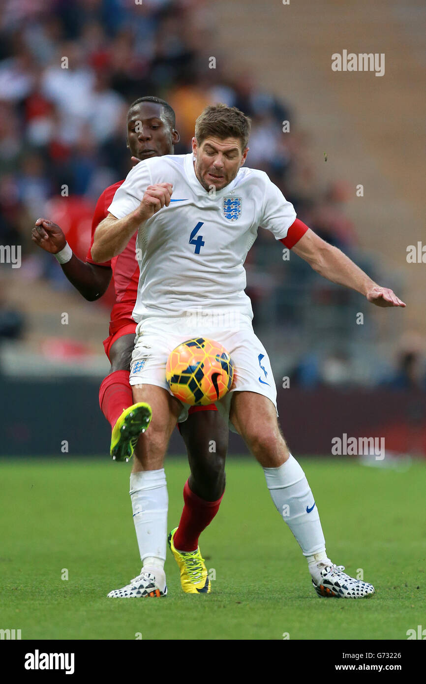 Soccer - World Cup 2014 - Friendly - England v Peru - Wembley Stadium. England's Steven Gerrard and Peru's Luis Advincula Castrillon (left) battle for the ball Stock Photo