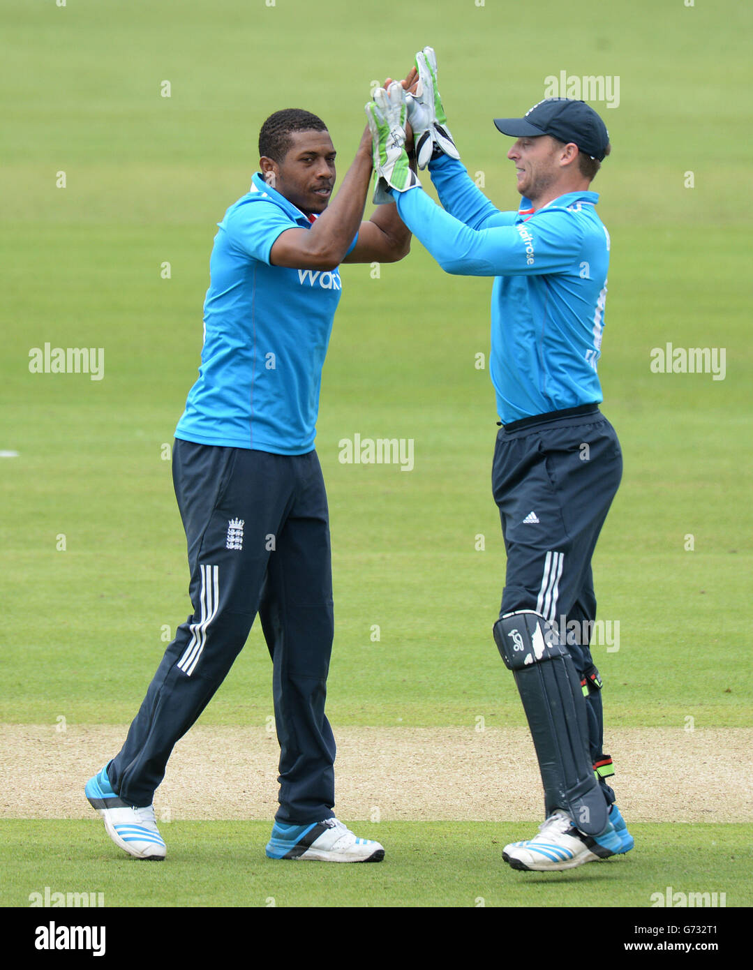England's Chris Jordan celebrates with Jos Buttler after taking the wicket Sri Lanka's Mahela Jayawardena withduring the Fourth One Day International at Lords Cricket London Stock Photo - Alamy