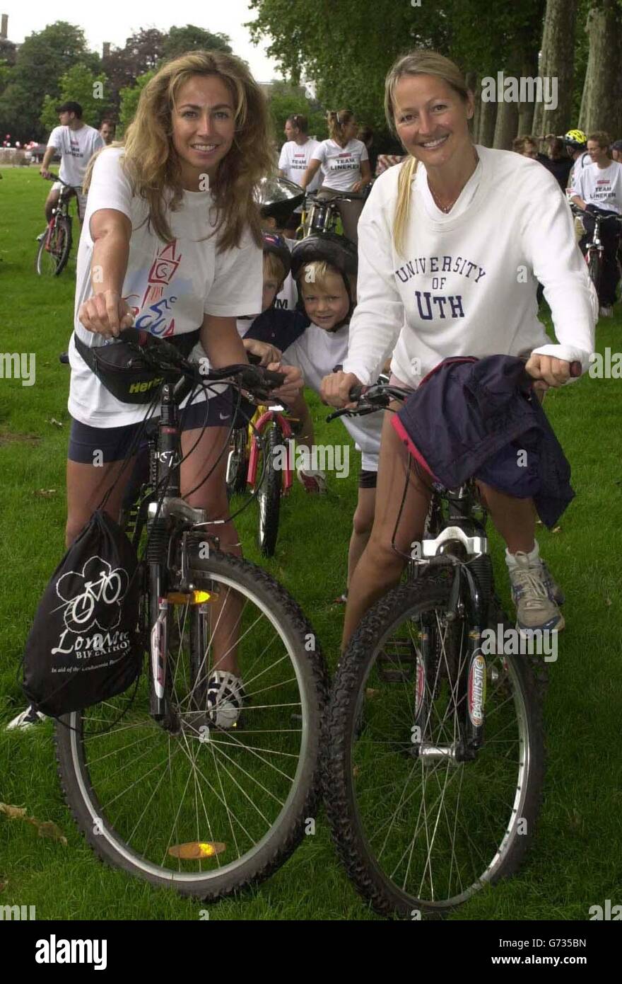 Michelle Lineker (left) and and Ali Cockayne before the start of the eighth annual London Bikeathon in aid of cancer charity Leukaemia Research. Stock Photo