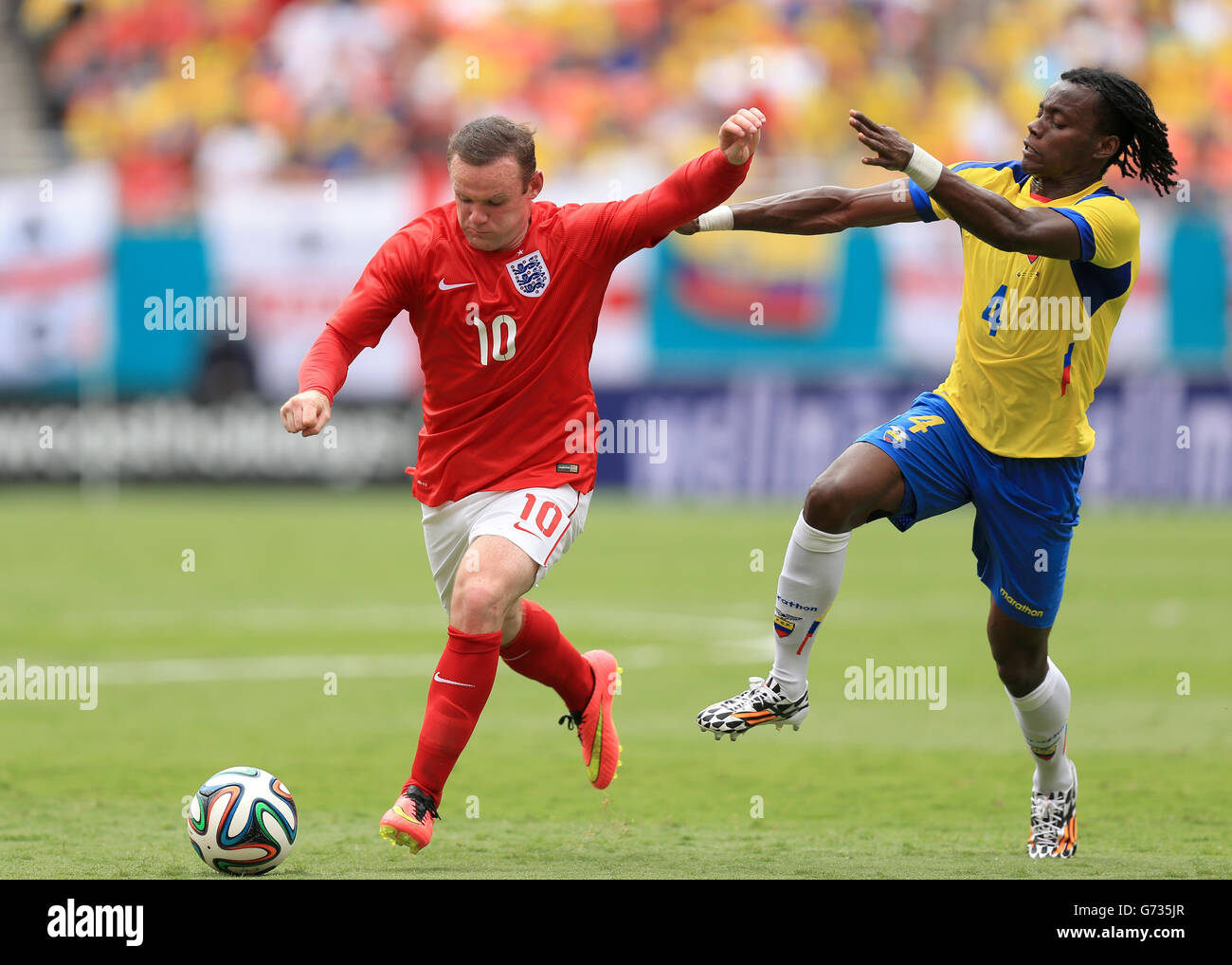 England's Wayne Rooney (left) and Ecuador's Juan Carlos Paredes (right) battle for the ball Stock Photo
