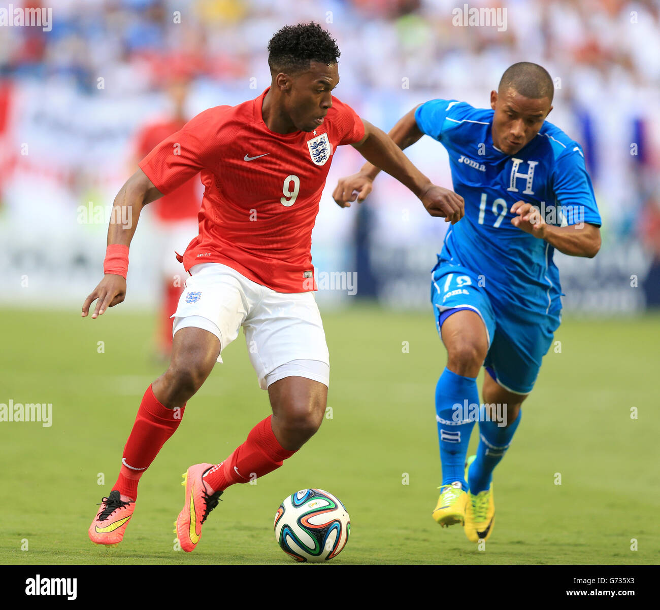 England's Daniel Sturridge in action with Honduras' Luis Garrido (right) during the International Friendly at the Sun Life Stadium, Miami, USA. PRESS ASSOCIATION Photo. Picture date: Saturday June 7, 2014. See PA story SOCCER England. Photo credit should read: Mike Egerton/PA Wire. Stock Photo