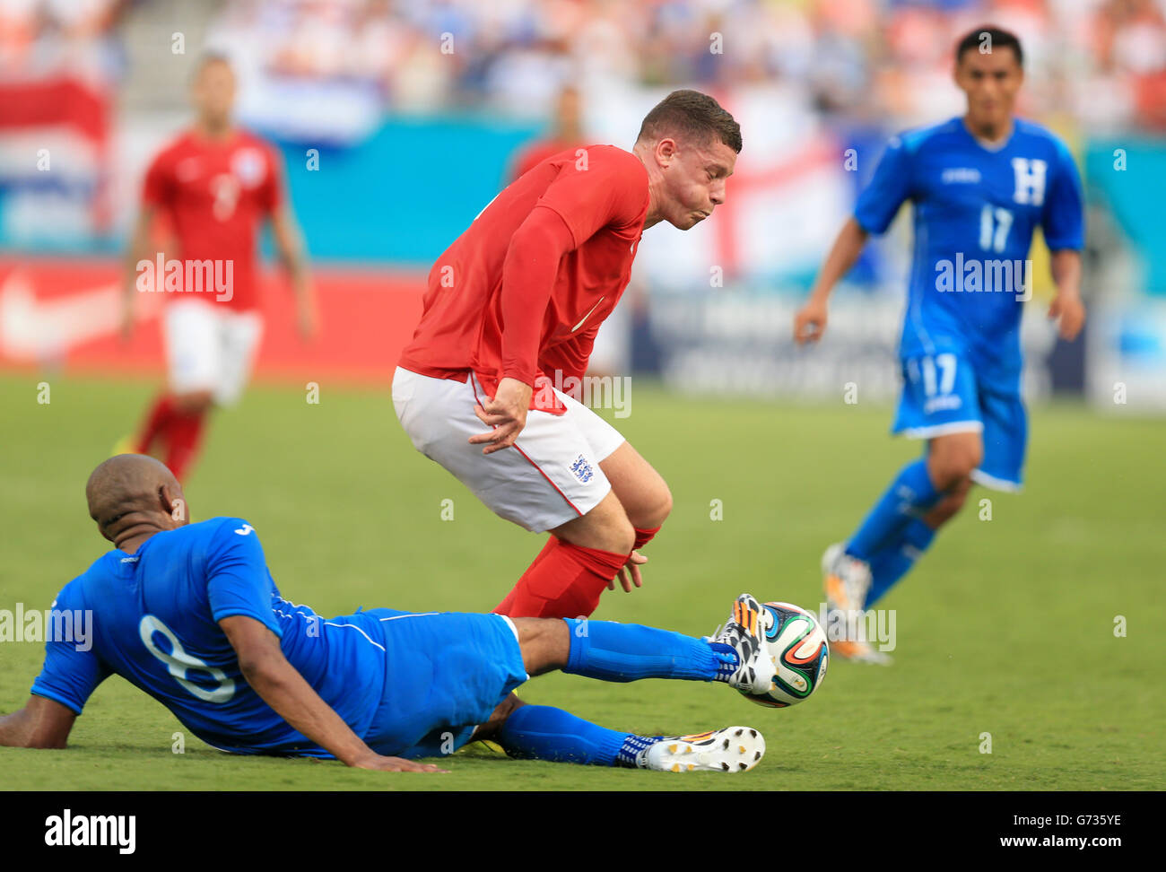 England's Ross Barkley and Honduras' Wilson Palacios (left) battle for the ball during the International Friendly at the Sun Life Stadium, Miami, USA. PRESS ASSOCIATION Photo. Picture date: Saturday June 7, 2014. See PA story SOCCER England. Photo credit should read: Mike Egerton/PA Wire. RESTRICTIONS: Use subject to FA restrictions. Commercial use only with prior written consent of the FA. No editing except cropping. Call +44 (0)1158 447447 or see www.paphotos.com/info/ for full restrictions and further information. Stock Photo