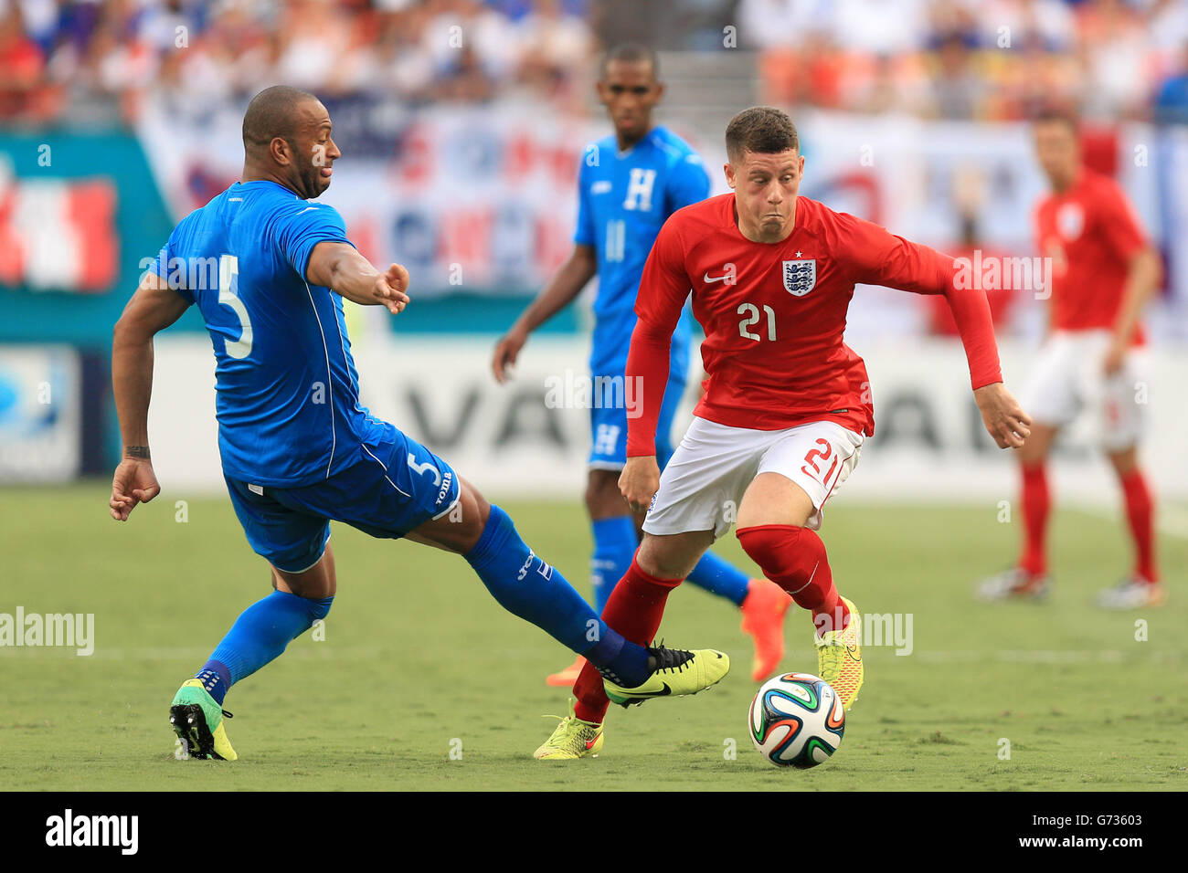 England's Ross Barkley gets by Honduras' Victor Bernardez (left) during the International Friendly at the Sun Life Stadium, Miami, USA. PRESS ASSOCIATION Photo. Picture date: Saturday June 7, 2014. See PA story SOCCER England. Photo credit should read: Mike Egerton/PA Wire. Stock Photo
