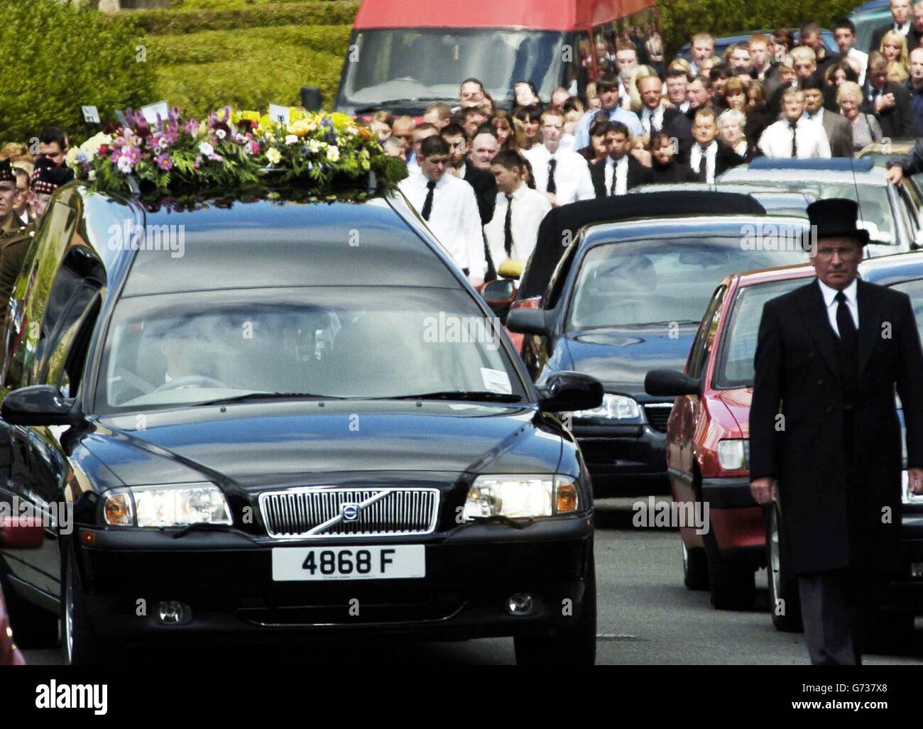 Mourners arrive at st jamess church in pollok hires stock photography