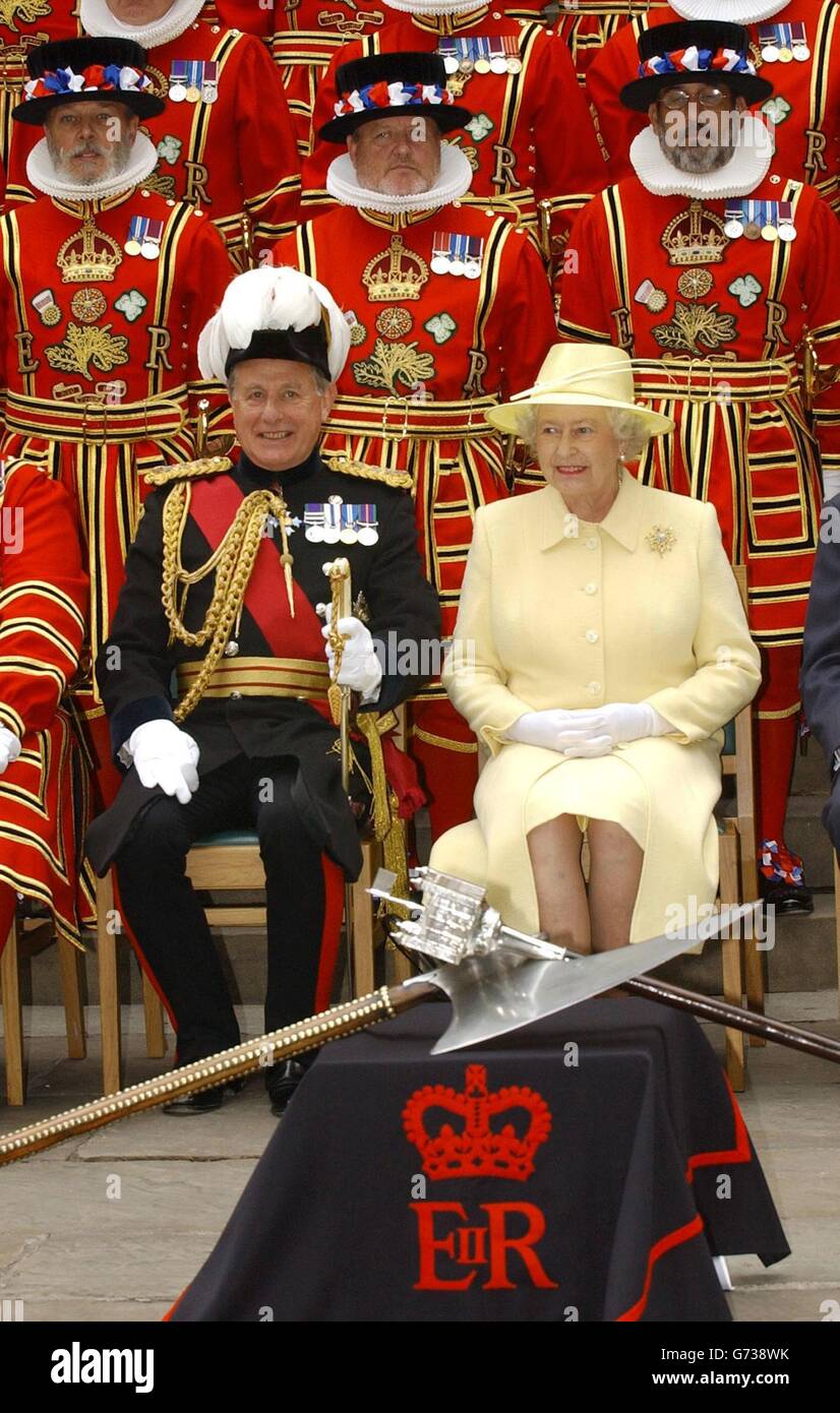 Queen Elizabeth II Yeoman of the Guard Stock Photo Alamy