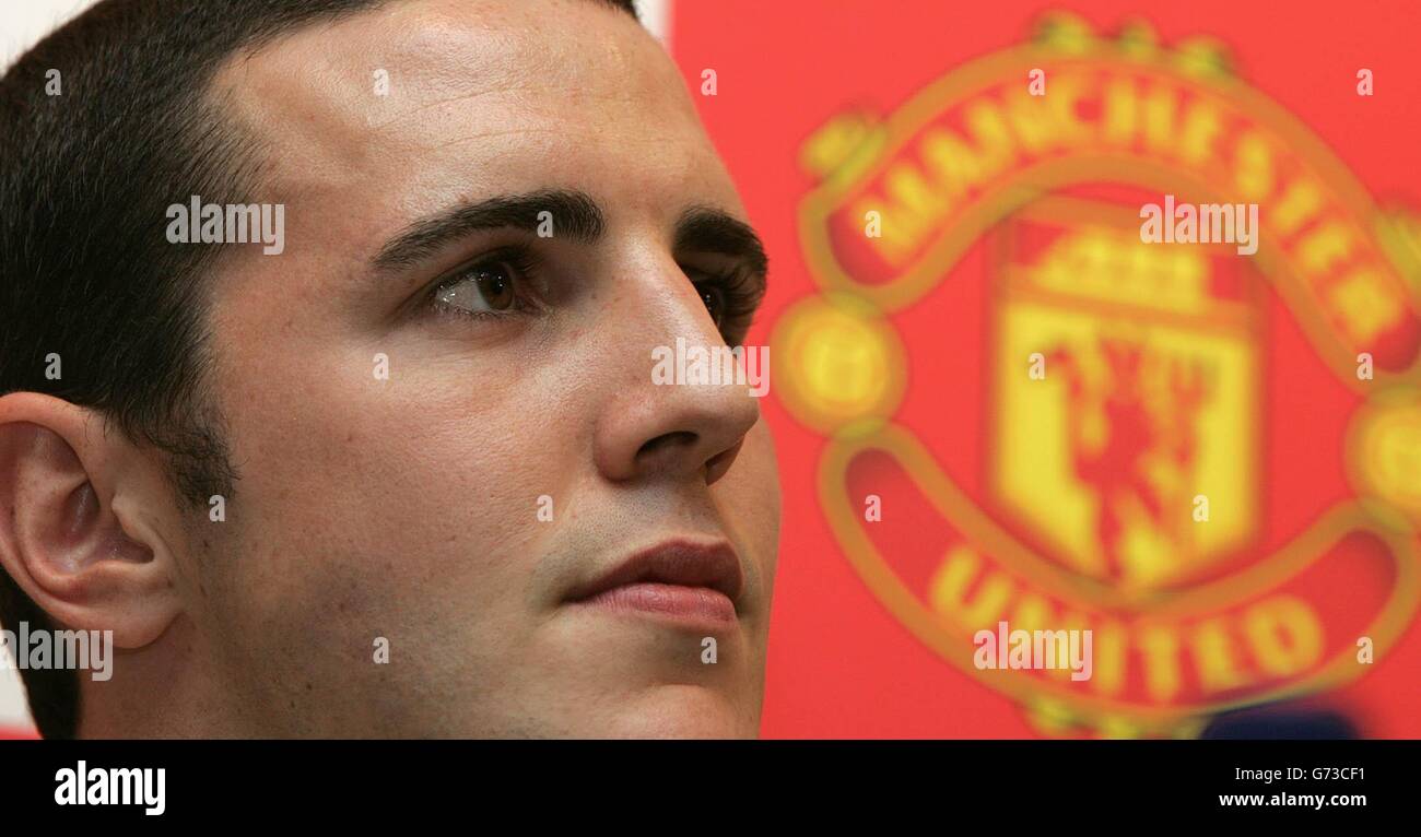 Republic of Ireland and Manchester United star defender John O'Shea Champion Sports shop, Dublin, at the launch of the new United home shirt for the 2004/05 Stock Photo - Alamy