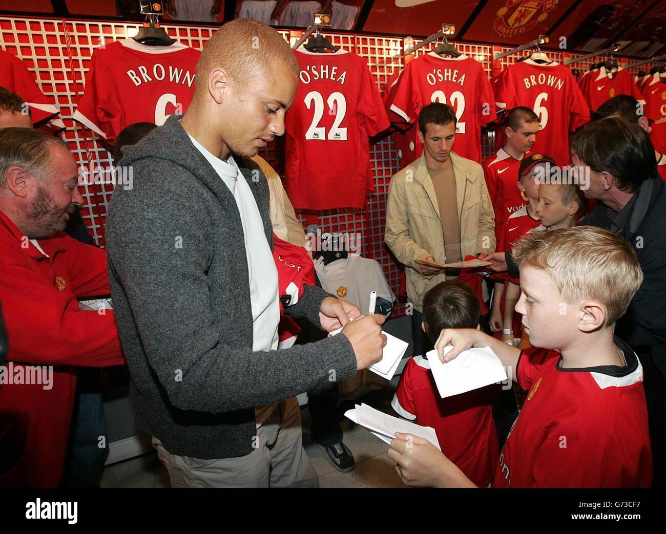 England and United star defender Wes Brown signs in Champion Sports shop, Dublin, at the launch of the new home shirt for 2004/05 season Stock Photo - Alamy