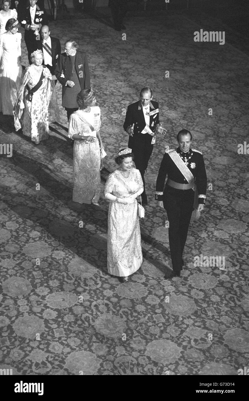 Queen Elizabeth II and King Juan Carlos of Spain pass through the Waterloo Chamber of Windsor Castle en route to a state banquet in St George's Hall. They are followed by the Duke of Edinburgh and Queen Sofia of Spain, then the Queen Mother and the Archbishop of Canterbury Dr Robert Runcie. Stock Photo