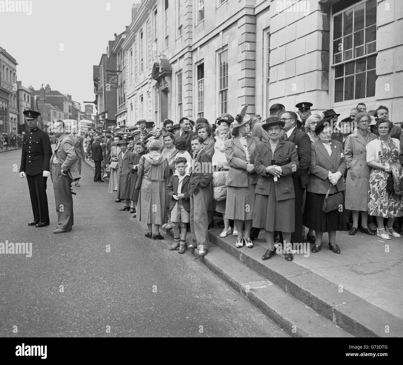 Part of the crowd outside Lewes Assizes Court, watching the arrivals of personalities engaged in the trail of John George Haigh, who is being tried for the murder of Mrs Olive Durand-Deacon, one of the victims of the so-called 'Acid Bath Murders'. Stock Photo