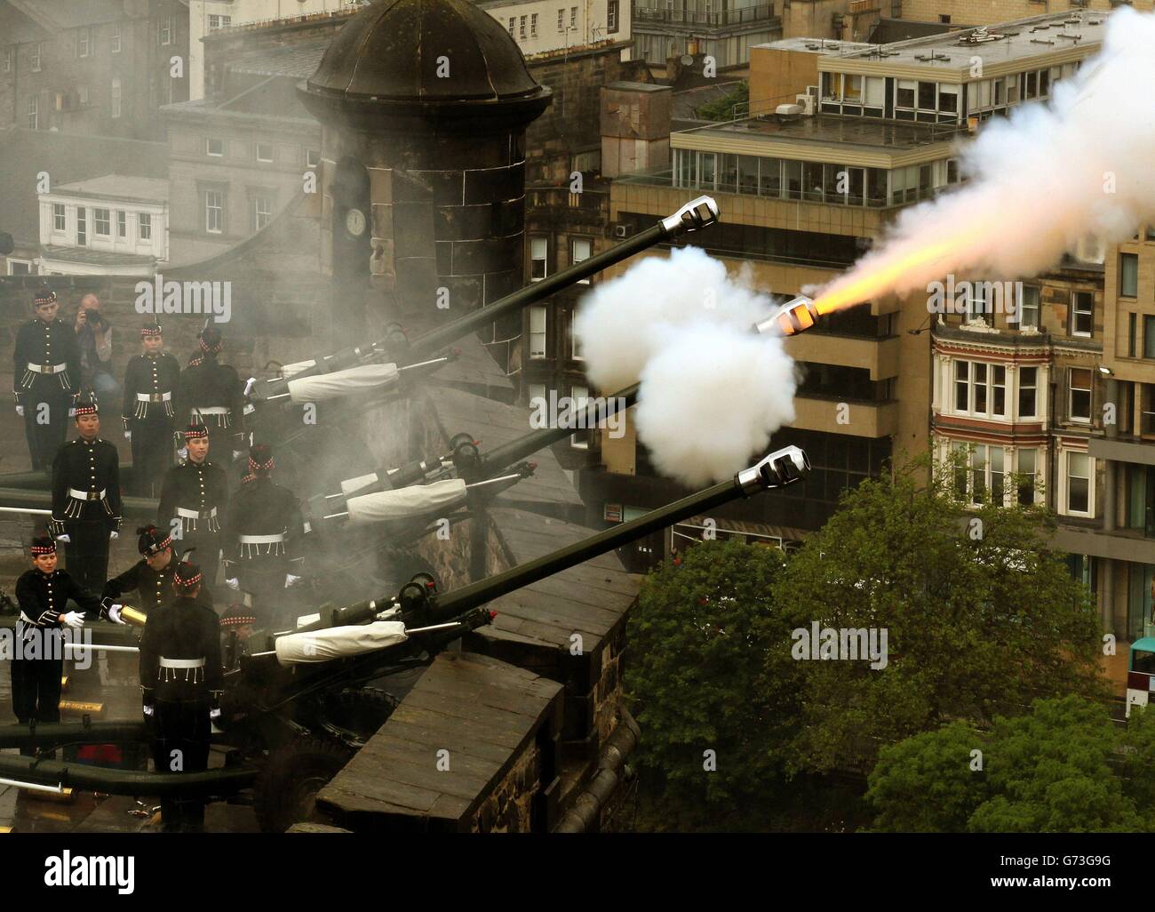 21 gun salute edinburgh castle hi-res stock photography and images - Alamy