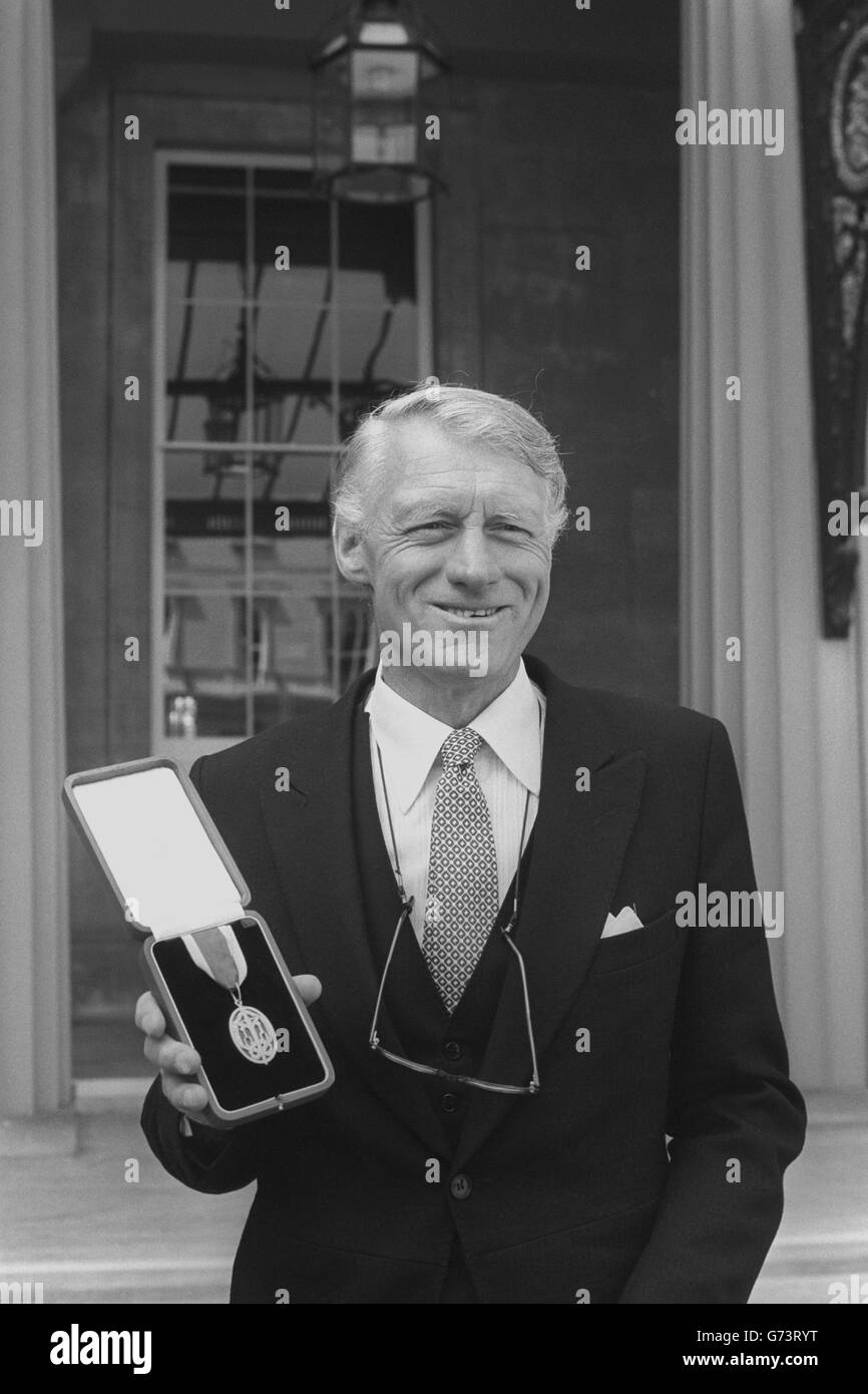 Conservative MP for Bury St Edmunds Sir Eldon Griffiths at Buckingham Palace after being knighted by the Queen. Stock Photo