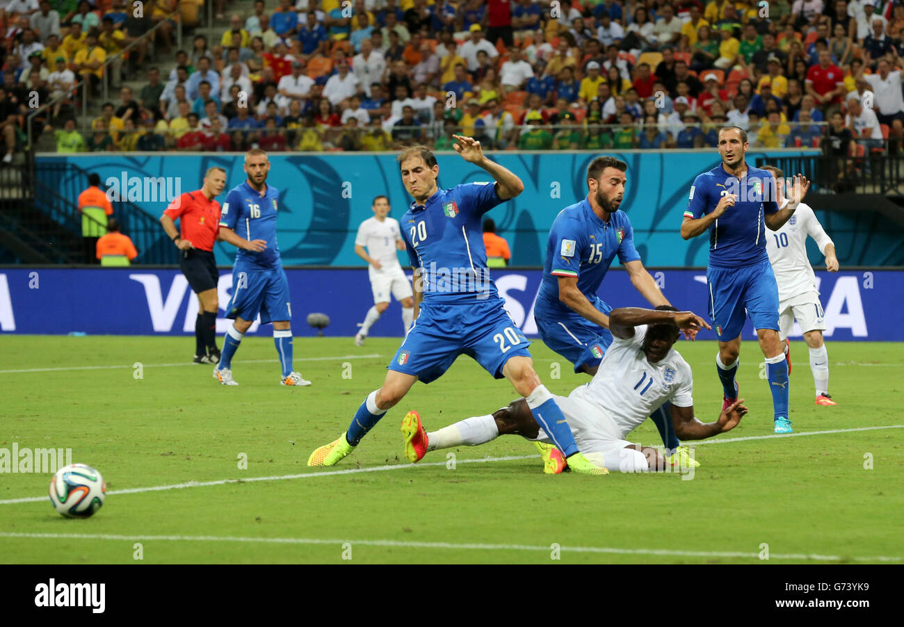 England's Danny Welbeck is tackled in the penalty area by Italy's Andrea Barzagli (15) and Gabriel Paletta (left) during the FIFA World Cup, Group D match at the Arena da Amazonia, Manaus, Brazil. Stock Photo