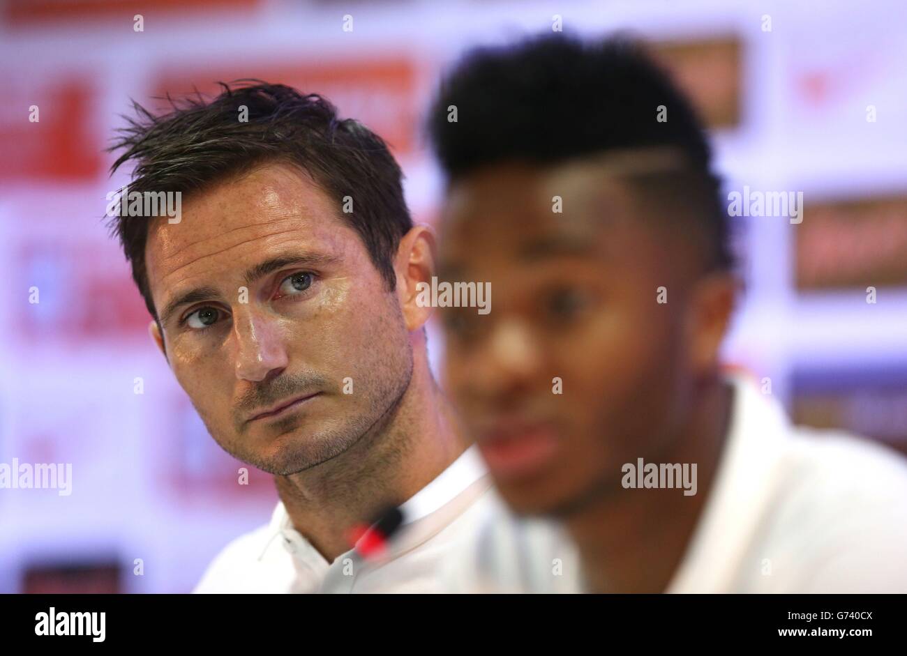 Soccer - FIFA World Cup 2014 - Group D - Uruguay v England - Day Two - England Training and Press Conference - Urca Military .... Frank Lampard keeps a close eye on Raheem Sterling during a press conference at the Urca Military Training Ground, Rio de Janeiro, Brazil. Stock Photo