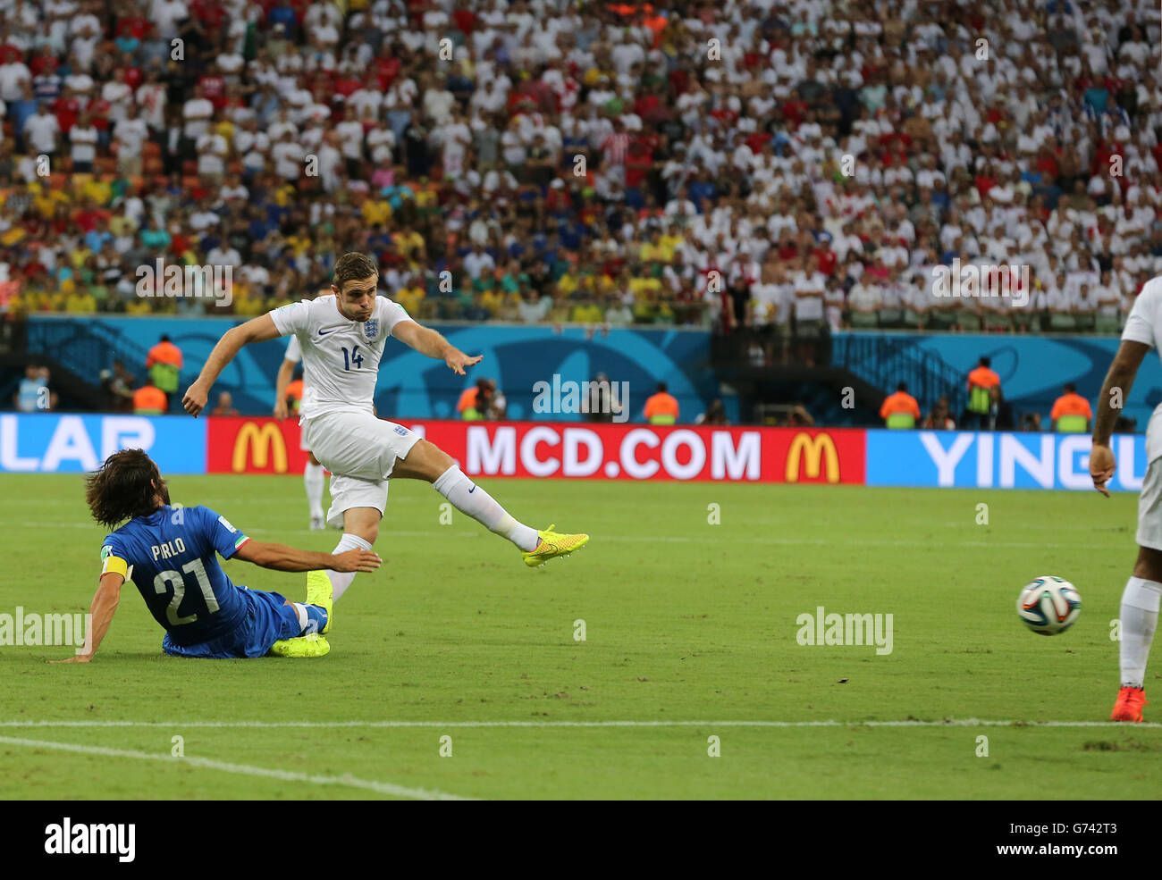 England's Jordan Henderson has a shot under pressure from Italy's Andrea Pirlo (left) during the FIFA World Cup, Group D match at the Arena da Amazonia, Manaus, Brazil. Stock Photo