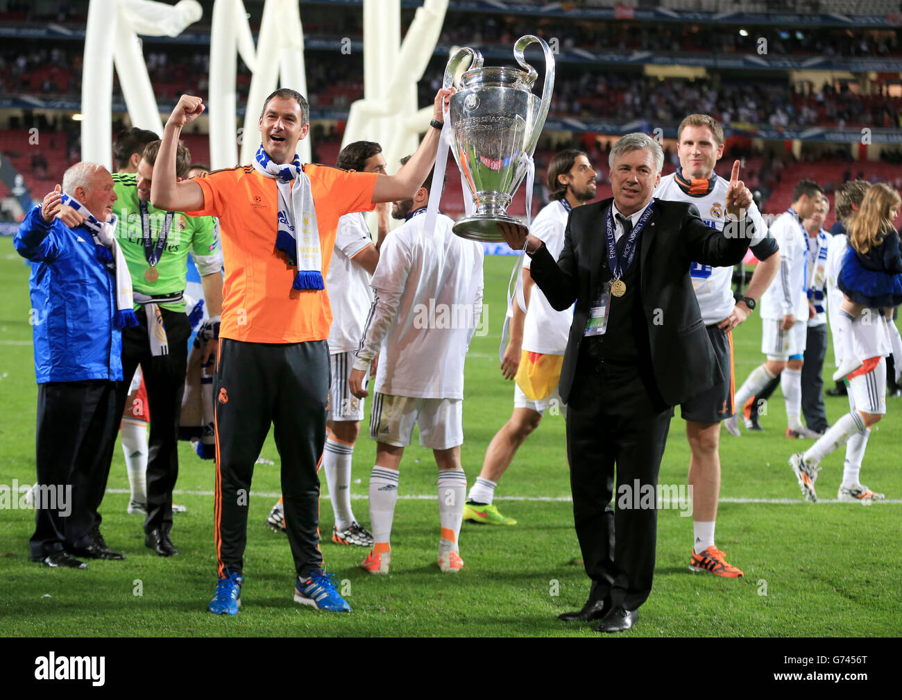 Soccer - UEFA Champions League - Final - Real Madrid v Atletico Madrid - Estadio Da Luz. Real Madrid manager Carlo Ancelotti (right) and assistant head coach Paul Clement (left) celebrate with the UEFA Champions League Trophy Stock Photo