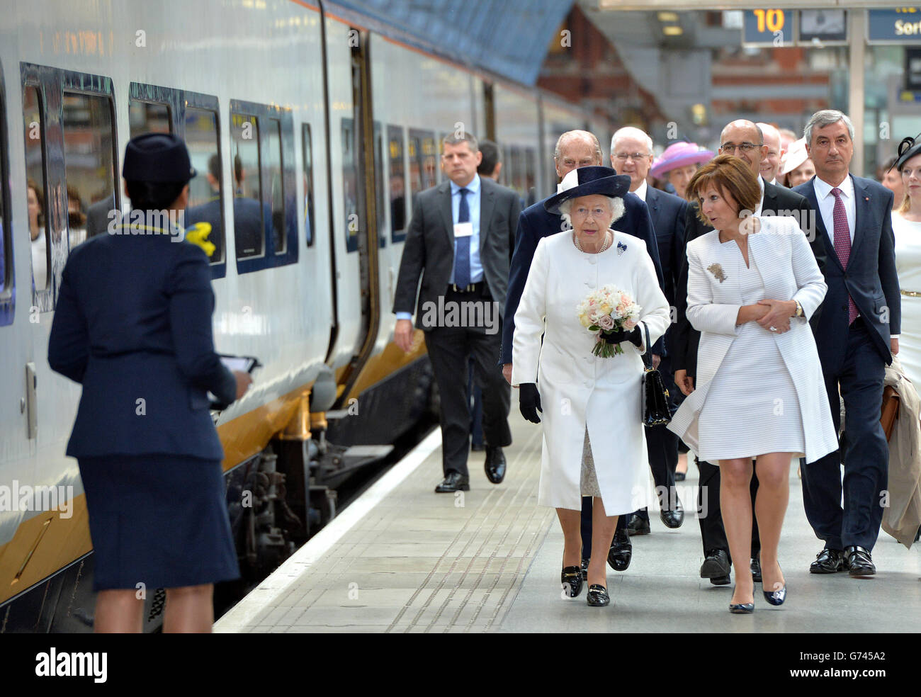 queen-elizabeth-ii-and-clare-hollingworth-chairwoman-of-eurostar-board-G745A2.jpg