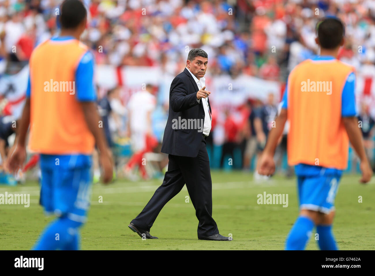 Honduras manager Luis Fernando Suarez gestures towards his players Stock Photo