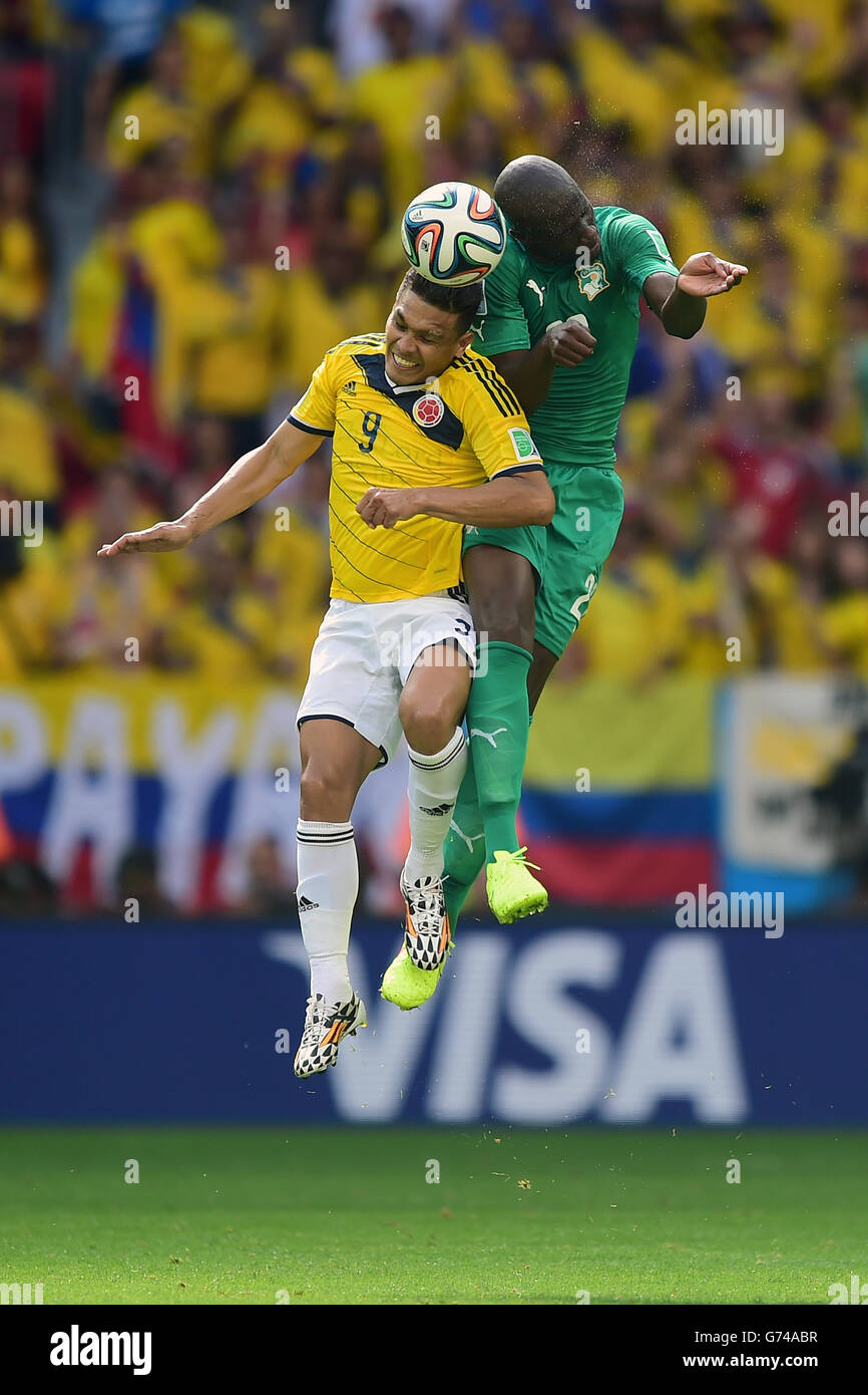 Colombia's Teofilo Gutierrez battles for the ball with Ivory Coast's Souleymane Bamba Stock Photo