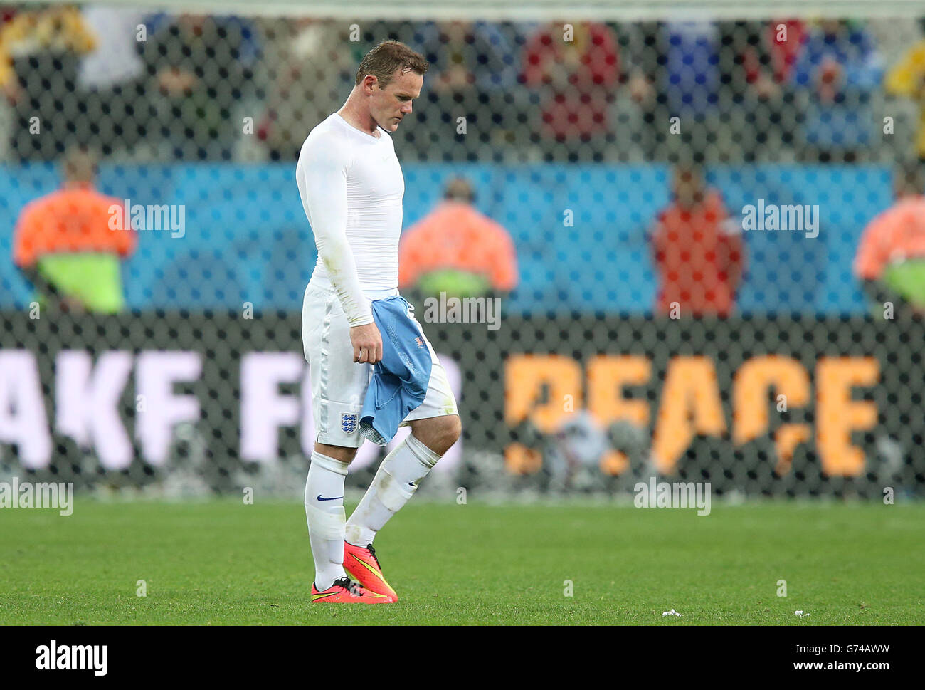 Soccer - FIFA World Cup 2014 - Group D - Uruguay v England - Estadio Do Sao Paulo. England's Wayne Rooney walks off dejected after the final whistle during the Group D match the Estadio do Sao Paulo, Sao Paulo, Brazil. Stock Photo