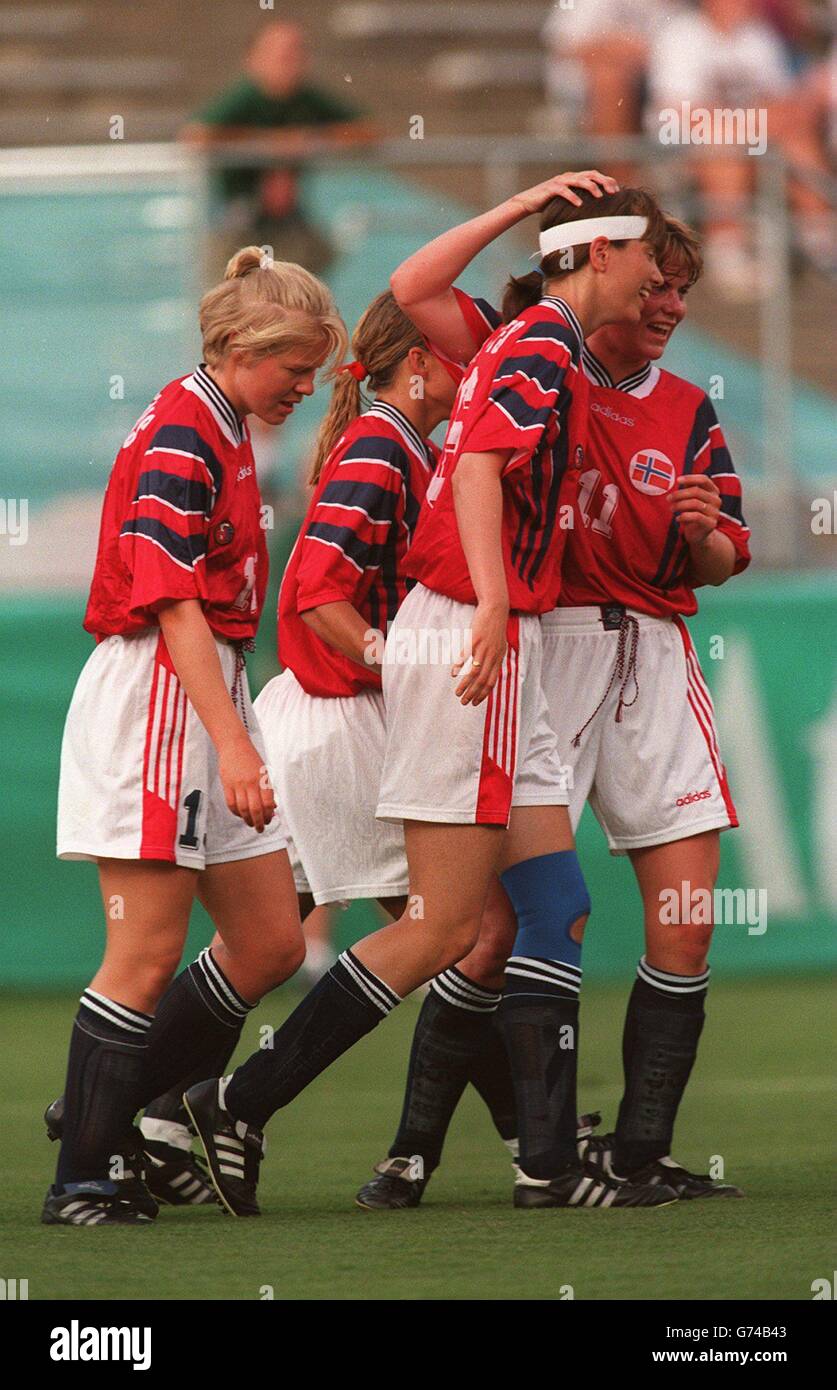 International Soccer Women - Atlanta 1996 - Womens Competition - Brazil v Holland. Norway celebrate a goal scored by Aarones Ann Kristin Stock Photo