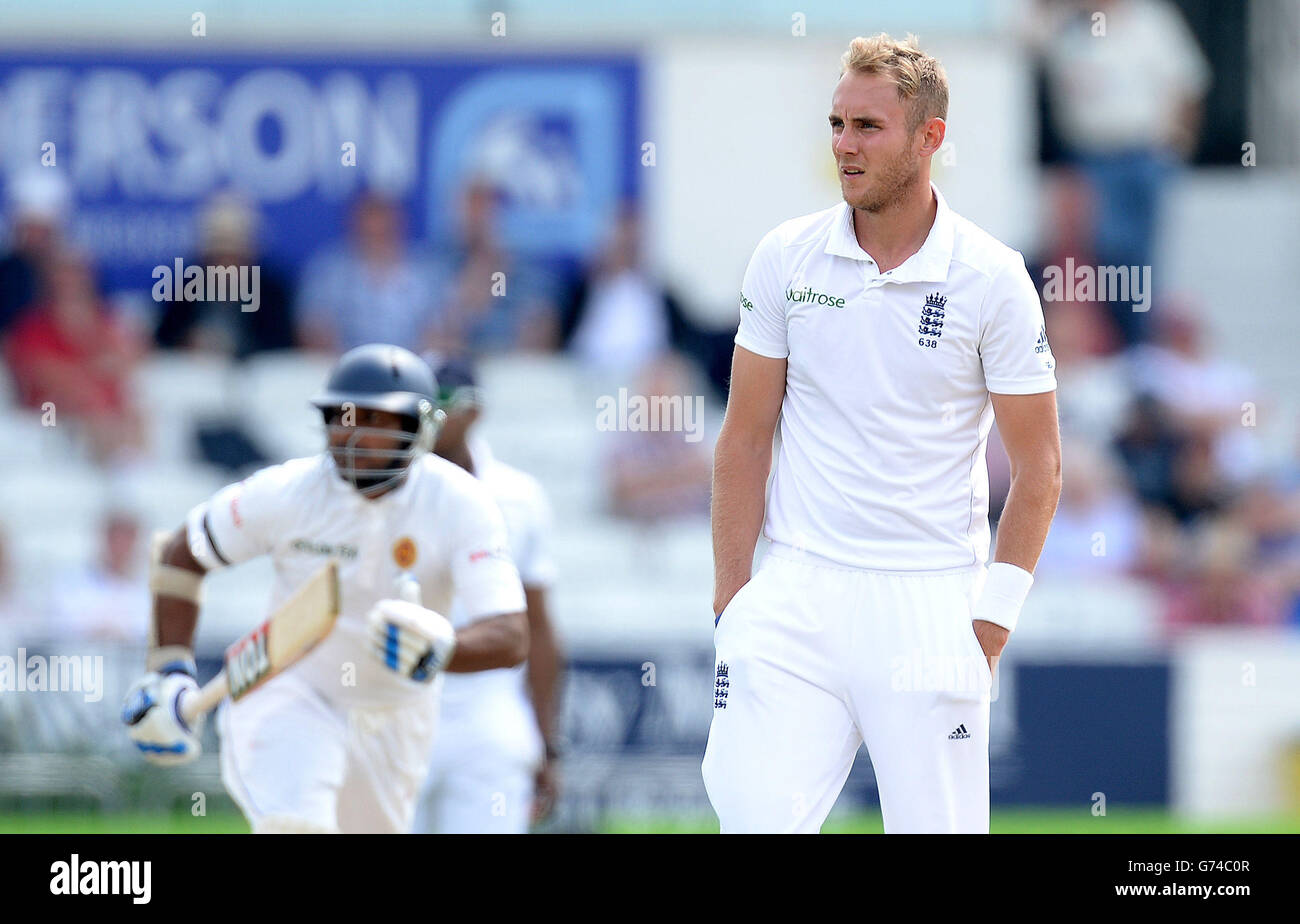 England's Stuart Broad watches as Sri Lanka's Kumar Sangakkara (left) makes runs, during day three of the second Investec Test match at Headingley, Leeds Stock Photo - Alamy England's Stuart Broad watches as Sri Lanka's Kumar Sangakkara (left) makes runs, during day three of the second Investec Test match at Headingley, Leeds Stock Photo - Alamy