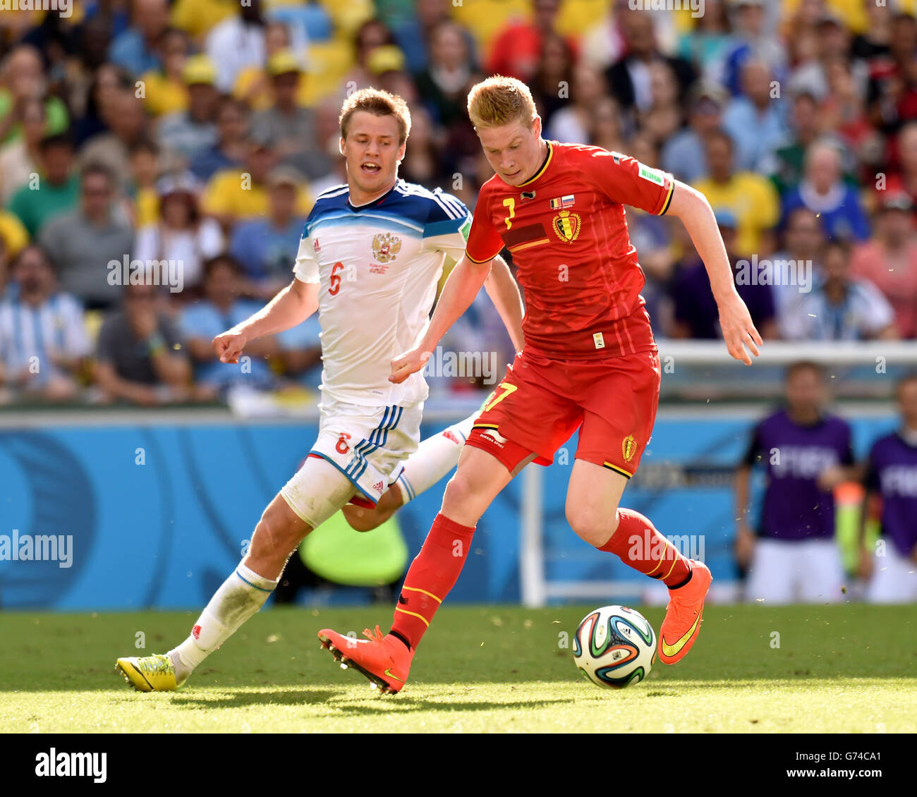 Russia's Maksim Kanunnikov battles for the ball with Belgium's Kevin De Bruyne Stock Photo