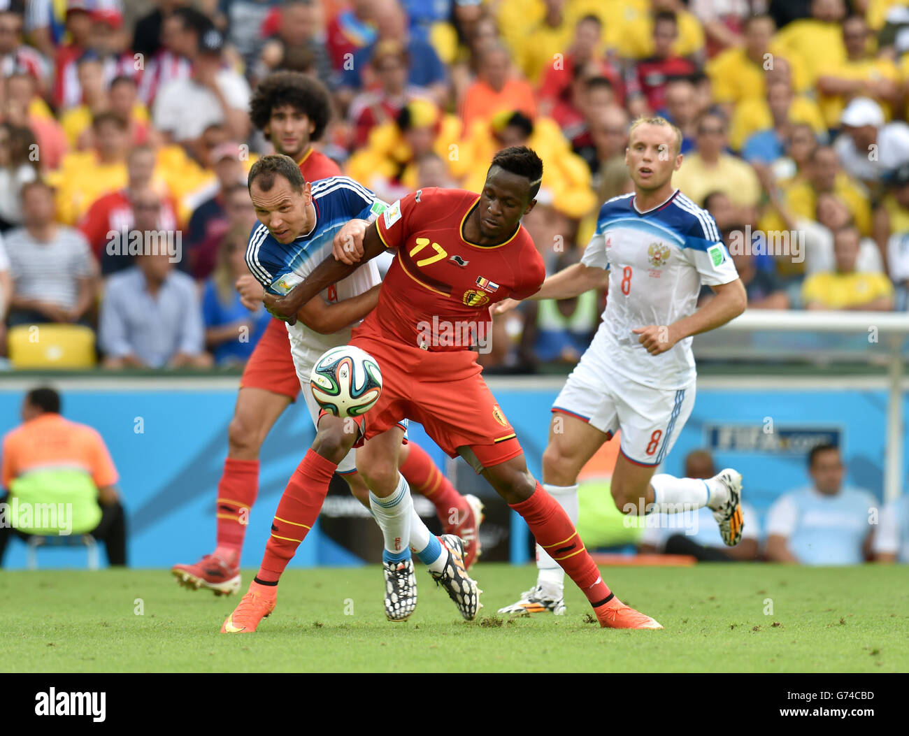 Soccer - FIFA World Cup 2014 - Group H - Belgium v Russia - Maracana. Russia's Sergei Ignashevich battles for the ball with Belgium's Divock Origi Stock Photo