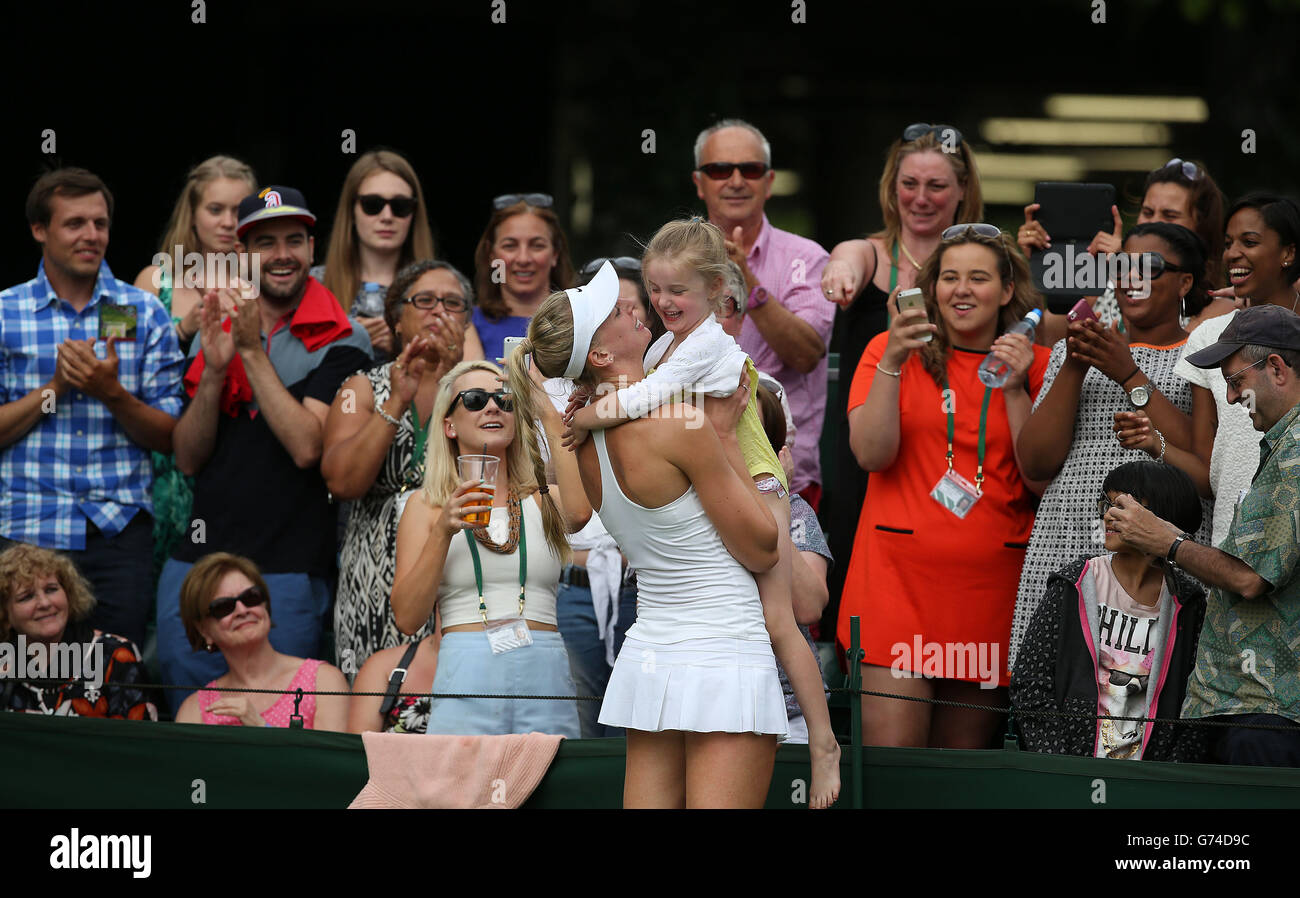 Naomi Broady holding her 4 year old niece Lola after winning her game